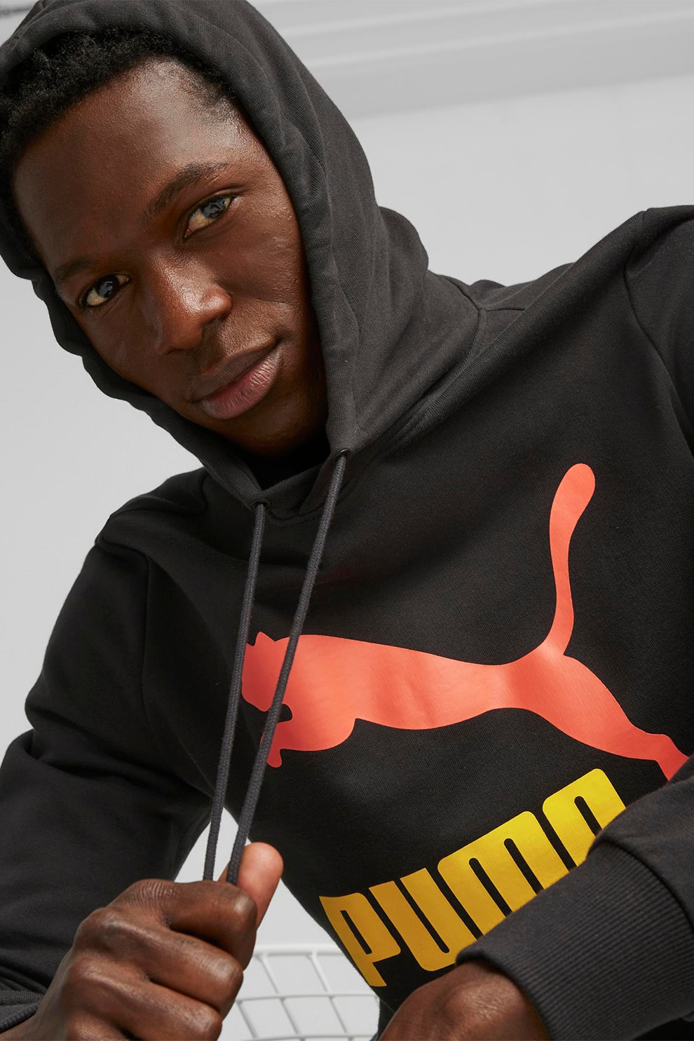 Puma Classics kapucnis pulóver kenguruzsebbel és logómintával Fekete