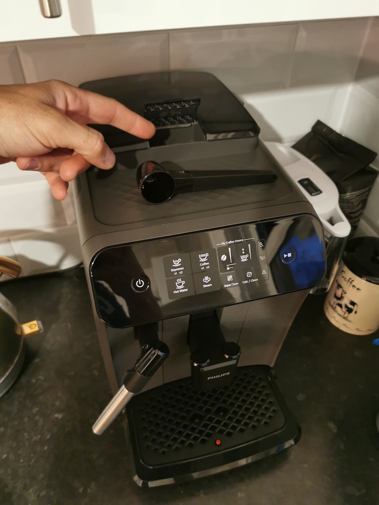 Кафеавтомат Philips EP0824/00 Series 800, Класическа система за разпенване  на мляко, 2 вида кафе, Керамична мелачка, Интуитивен дисплей, Възможност за  регулиране на силата и количеството кафе