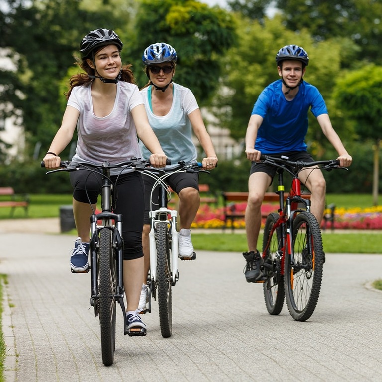 Kerékpározás, görkorcsolya és roller