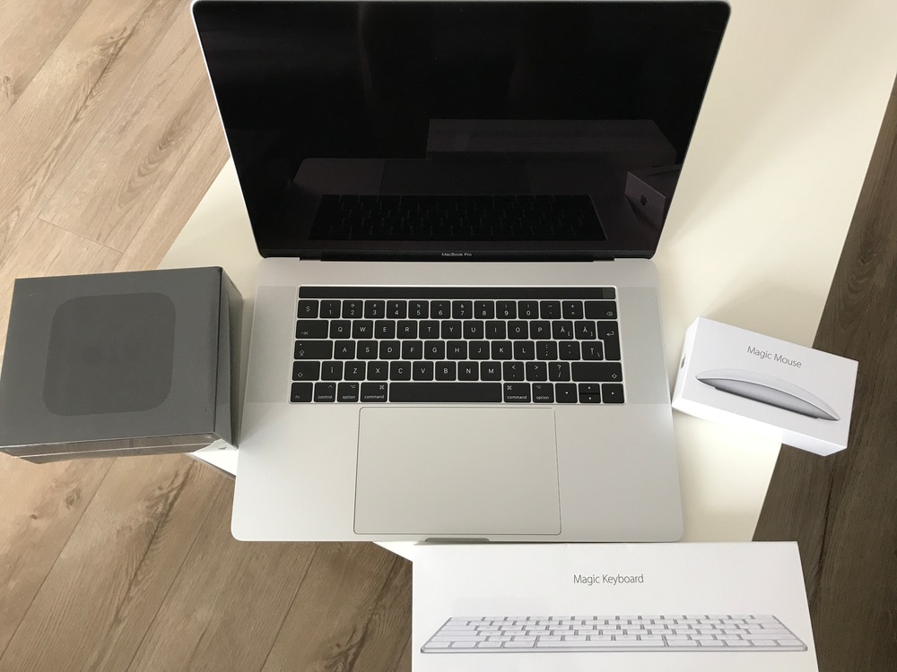 Laptop Apple MacBook Pro 15, ecran Retina, Touch Bar, procesor