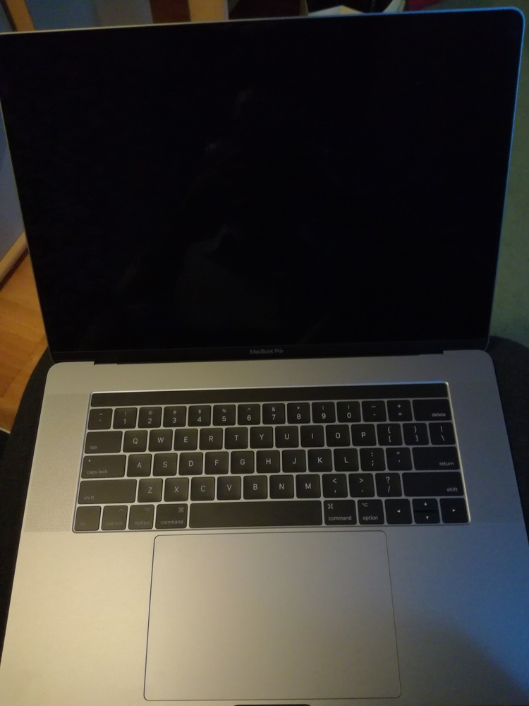 Laptop Apple MacBook Pro 15, ecran Retina, Touch Bar, procesor