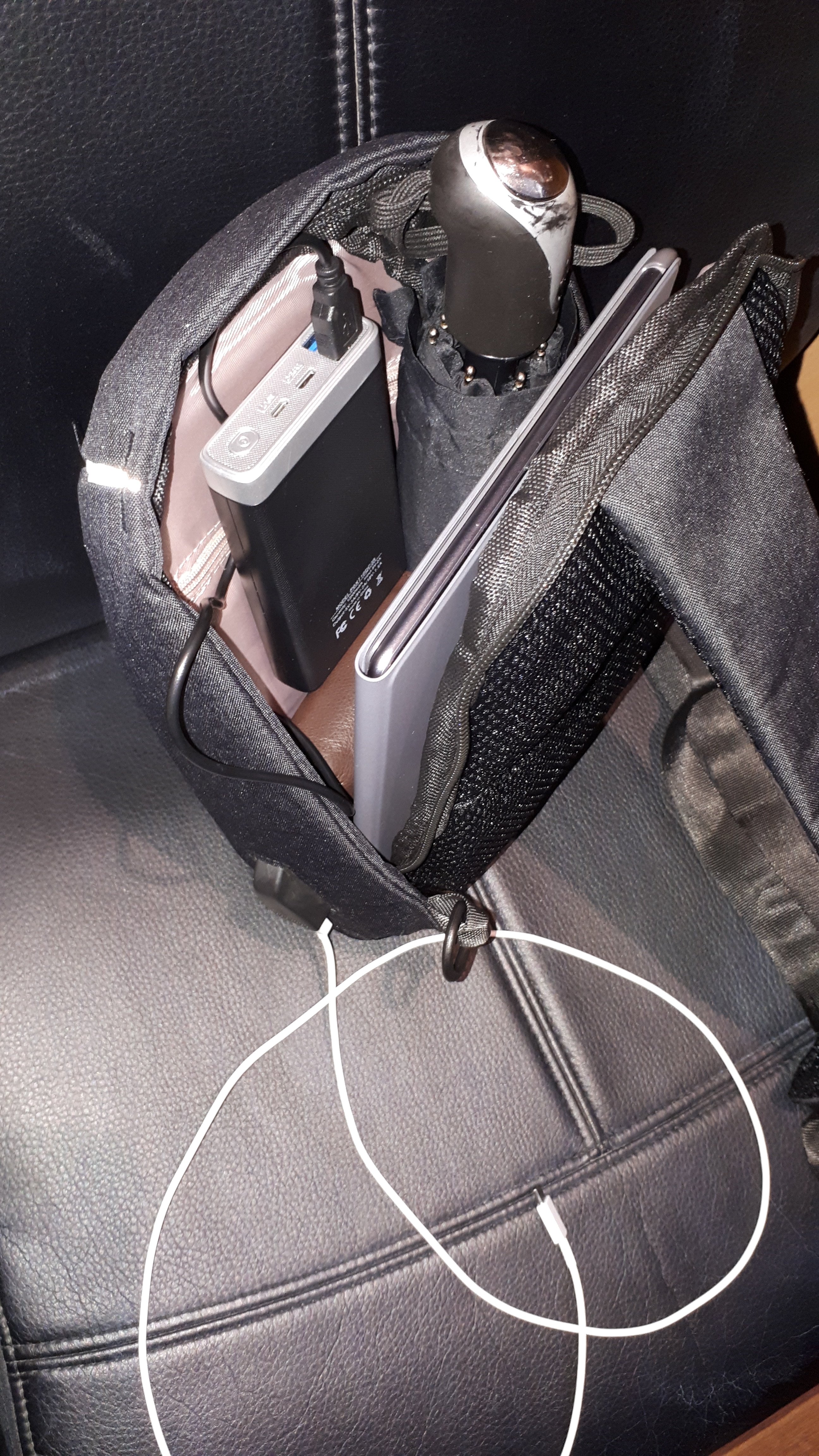 Mini-Rucsac antifurt laptop, tableta, maxim 10", cu port USB incarcare telefon, albastru-negru