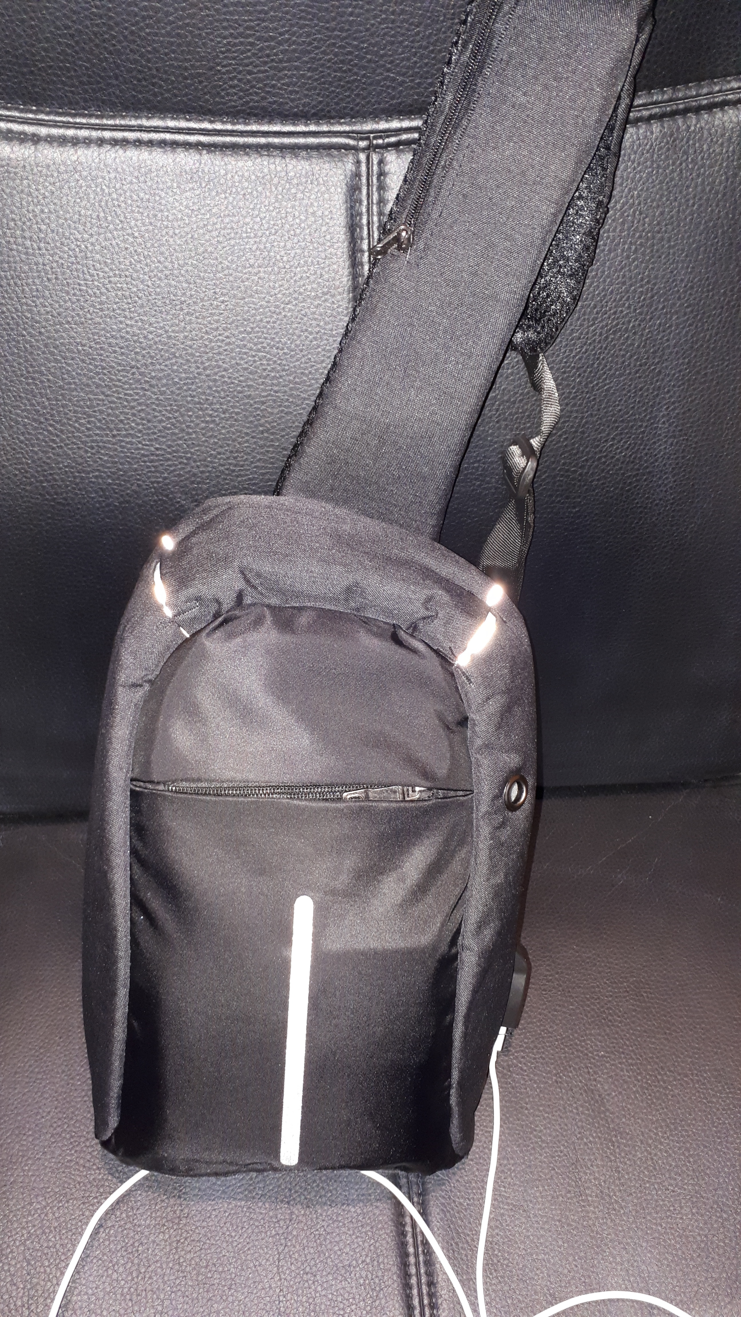 Mini-Rucsac antifurt laptop, tableta, maxim 10", cu port USB incarcare telefon, albastru-negru