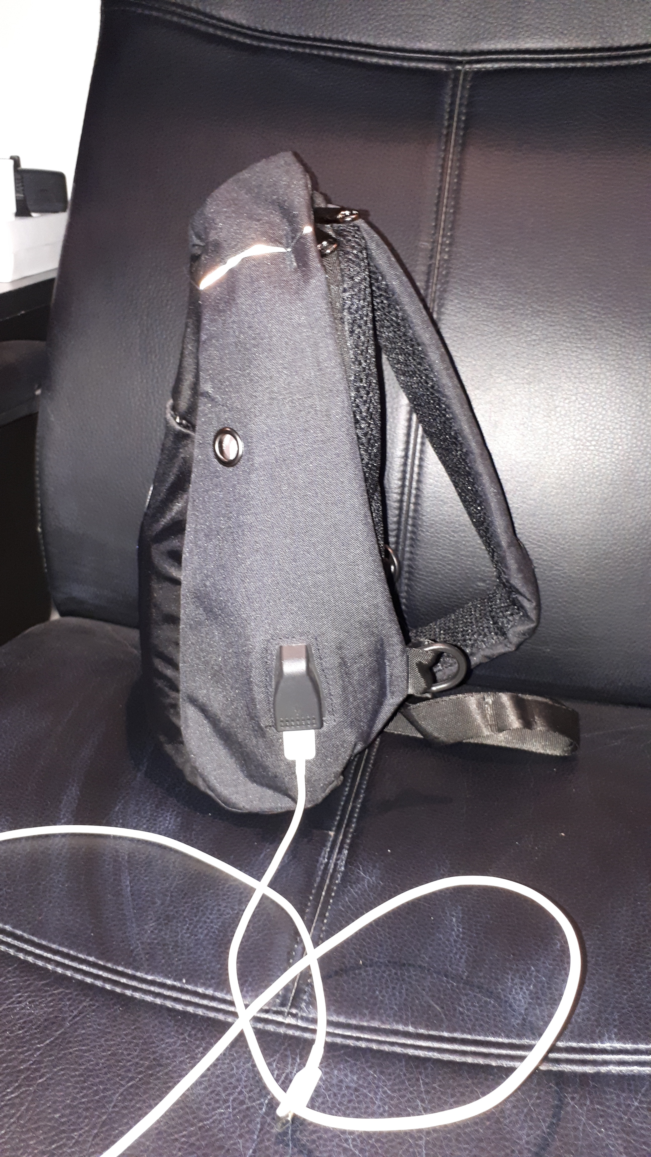 Mini-Rucsac antifurt laptop, tableta, maxim 10", cu port USB incarcare telefon, albastru-negru