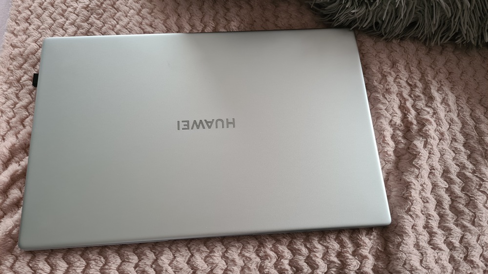 Laptop ultraportabil Huawei MateBook D15 cu procesor AMD Ryzen™ 7