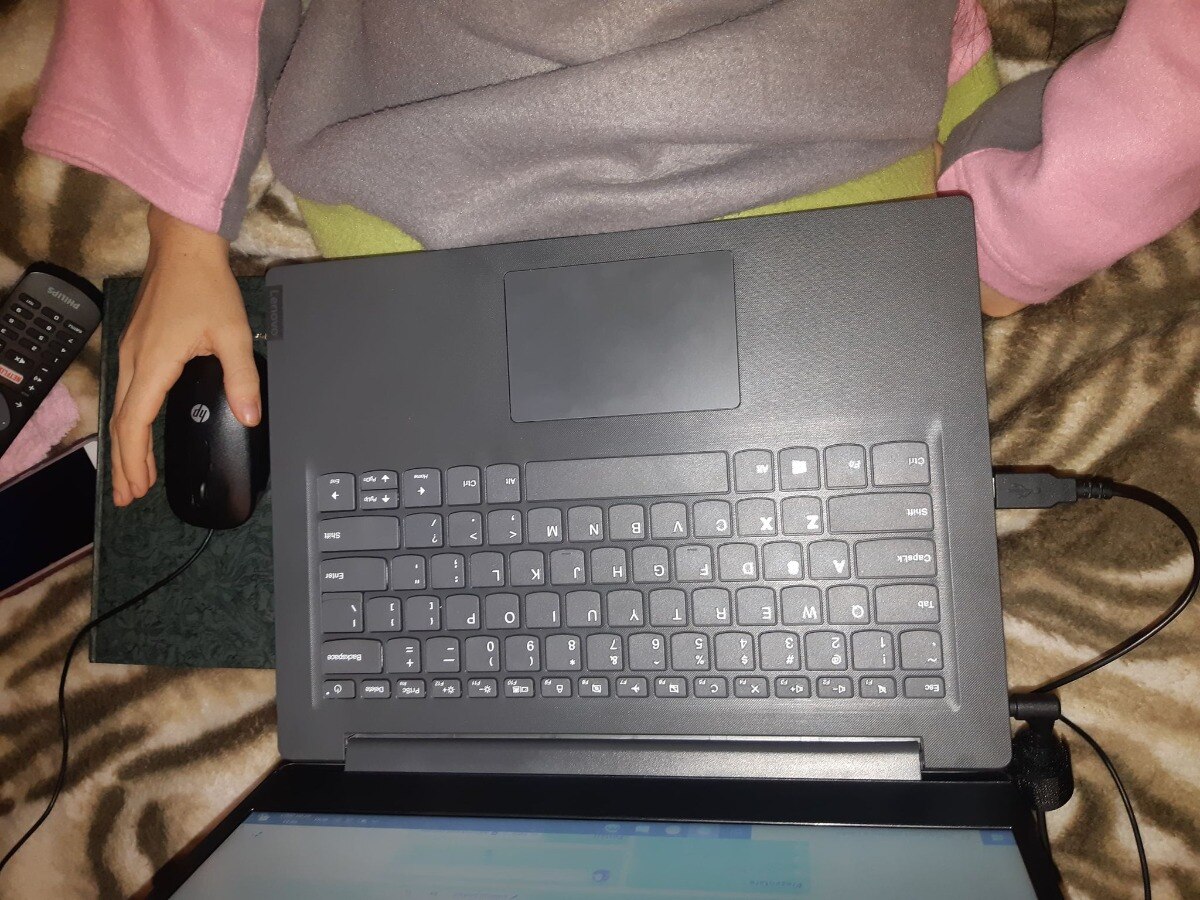 Laptop ultraportabil Lenovo V14 IIL cu procesor AMD 3250U (2.6GHz, 4 cores), 14", HD, 4GB,1TB HDD, AMD Radeon Graphics, Iron Grey, Free DOS