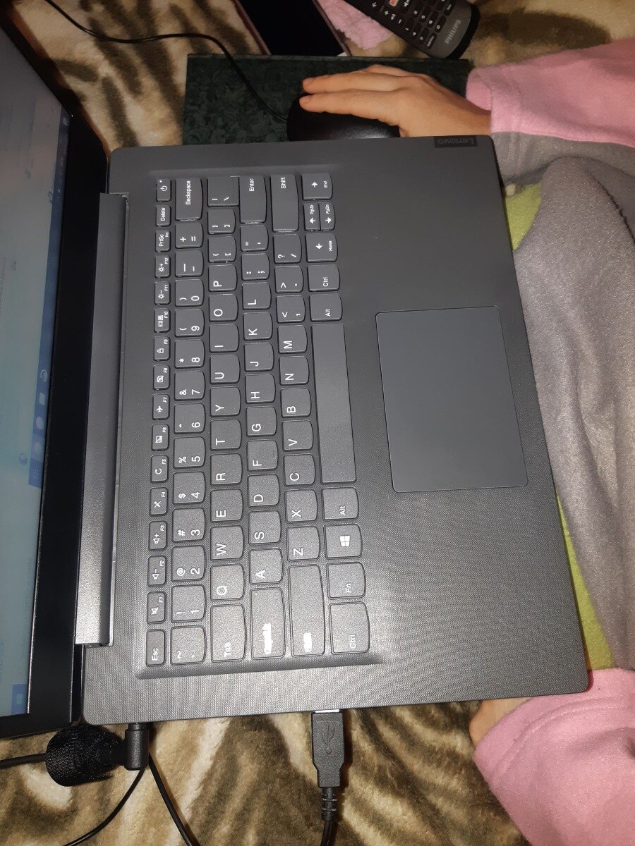 Laptop ultraportabil Lenovo V14 IIL cu procesor AMD 3250U (2.6GHz, 4 cores), 14", HD, 4GB,1TB HDD, AMD Radeon Graphics, Iron Grey, Free DOS