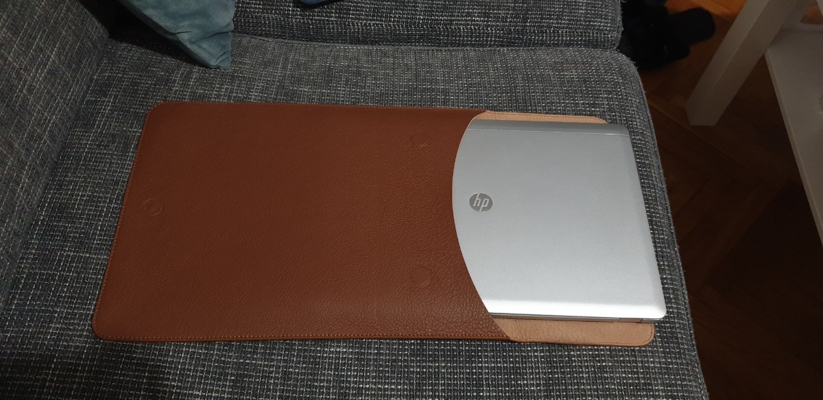 Husa laptop, MacBook PRO 15 inch, piele naturala cu mouse pad, inchidere magnetica, margini vopsite manual, e-store, negru