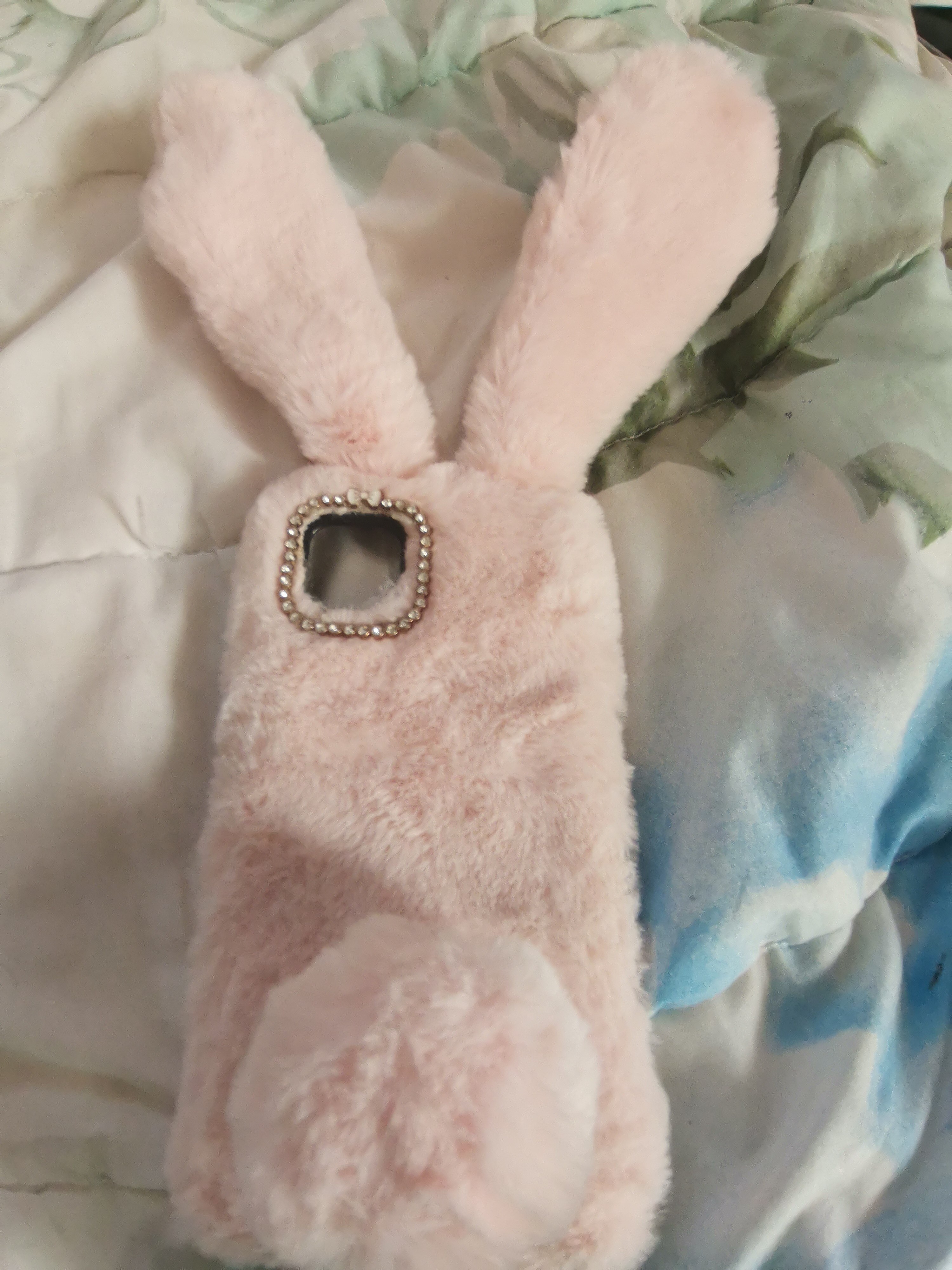 Husa Fluffy Bunny, in forma de iepuras pufos, cu urechiuse si codita, blanita artificiala, Compatibil cu Huawei P40 Lite, Gri