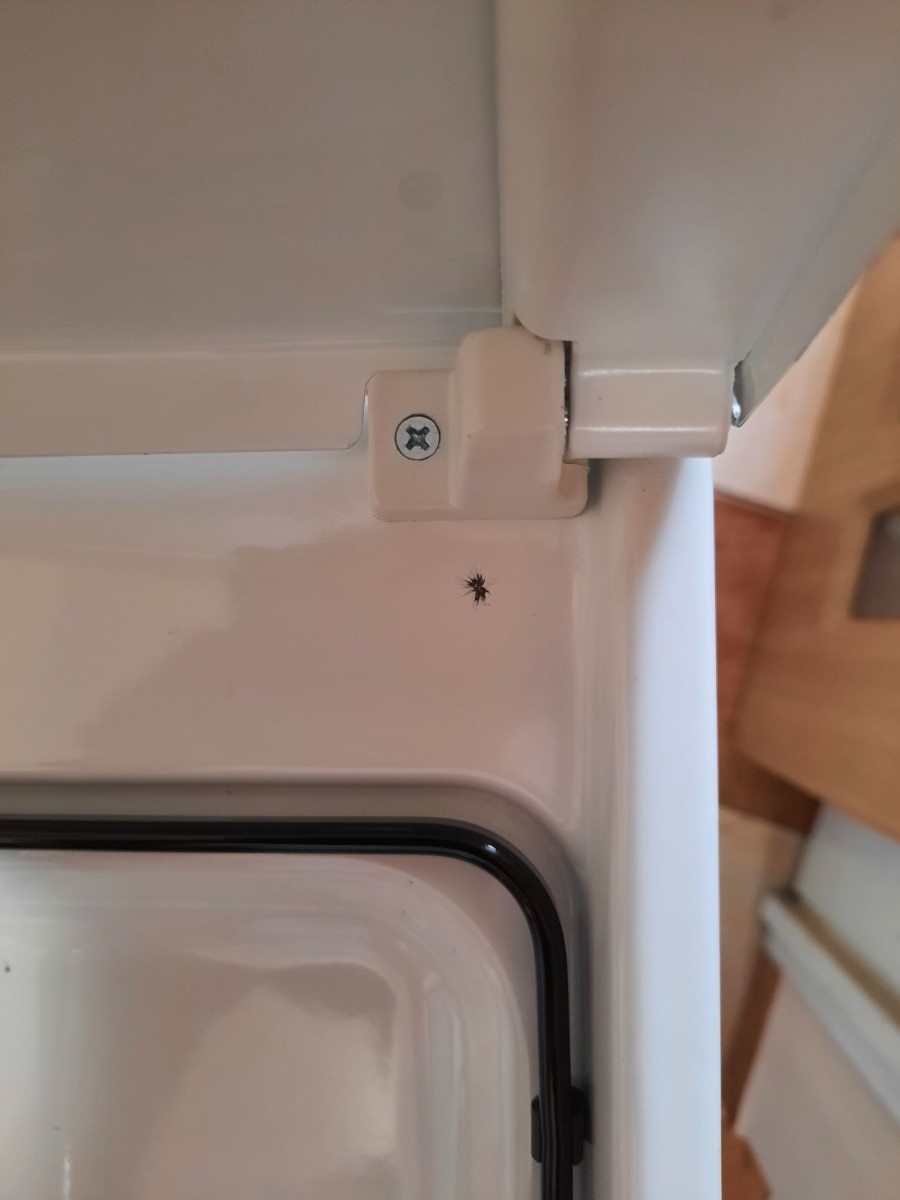 Aragaz Electrolux EKK51550OW, Mixt, 4 arzatoare, Aprindere electrica plita, Siguranta plita, Cuptor electric, Iluminare cuptor, Timer, Grill, Clasa A, 50 cm, Alb