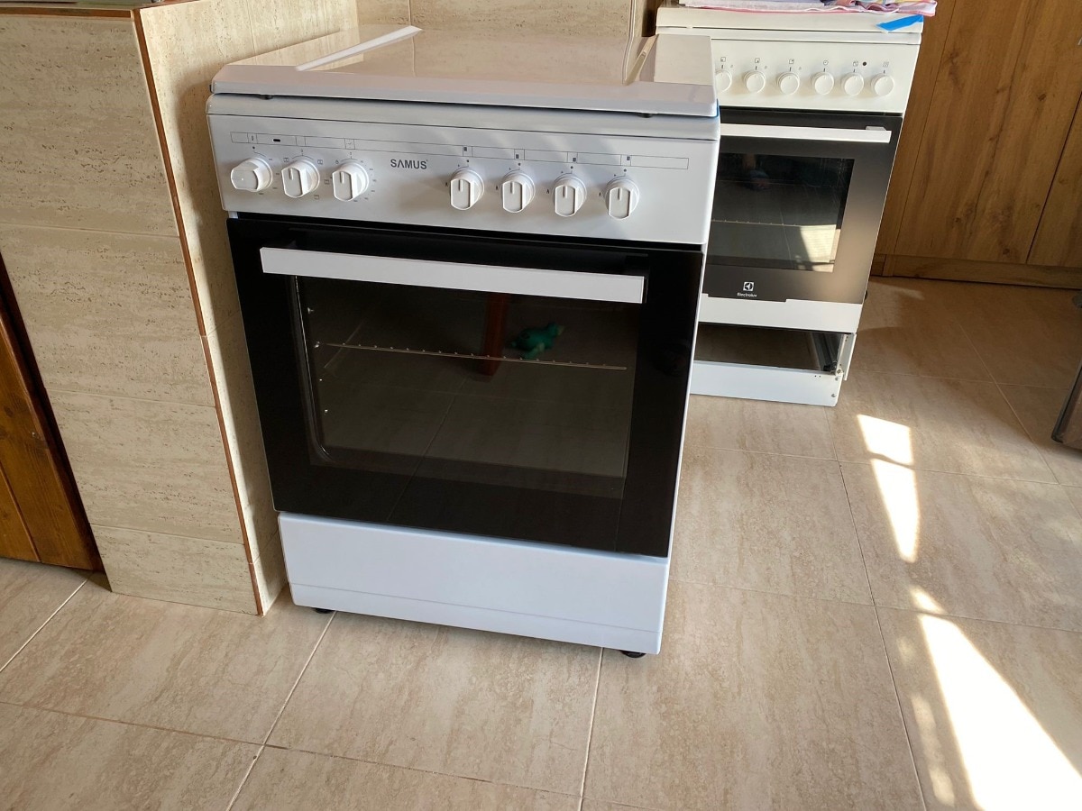 Aragaz Samus SM662AENS BROWN, 4 arzatoare, cuptor electric, 1 arzator WOK, aprindere electrica, grill, timer mecanic, capac metalic, maro