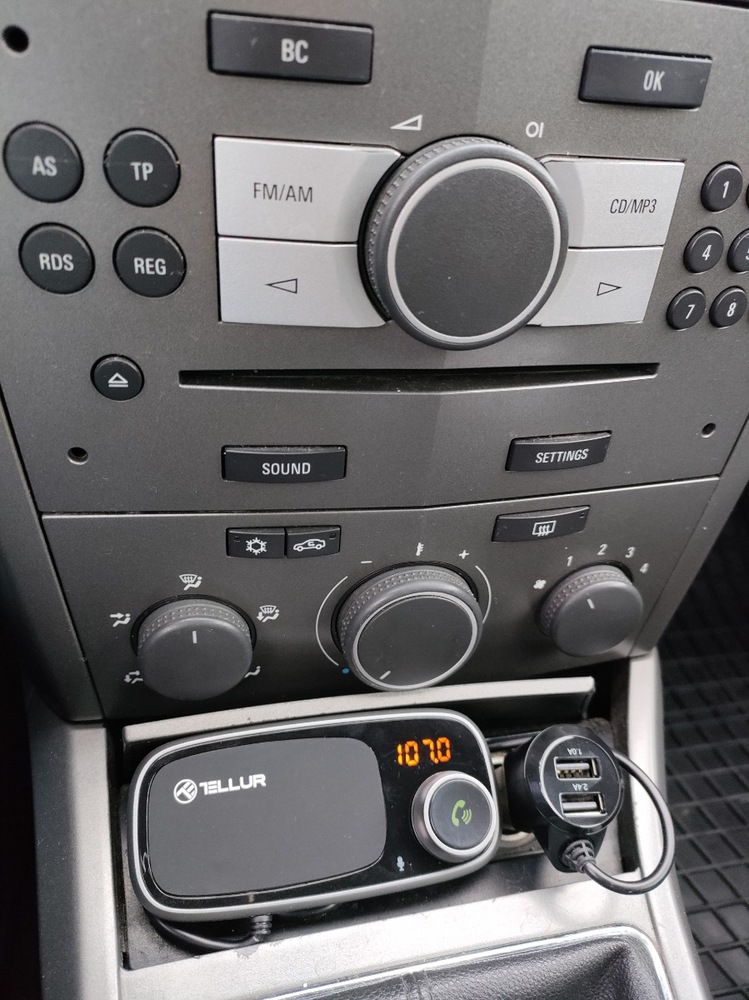 Modulator FM Tellur FMT-B6 cu suport magnetic pentru telefon, bluetooth,  microSD, 2 x USB, microfon, negru 