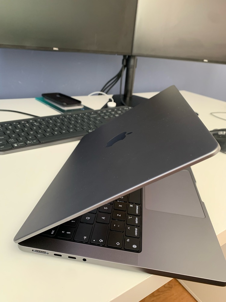 Laptop Apple MacBook Pro 14 (2021) cu procesor Apple M1 Pro, 8