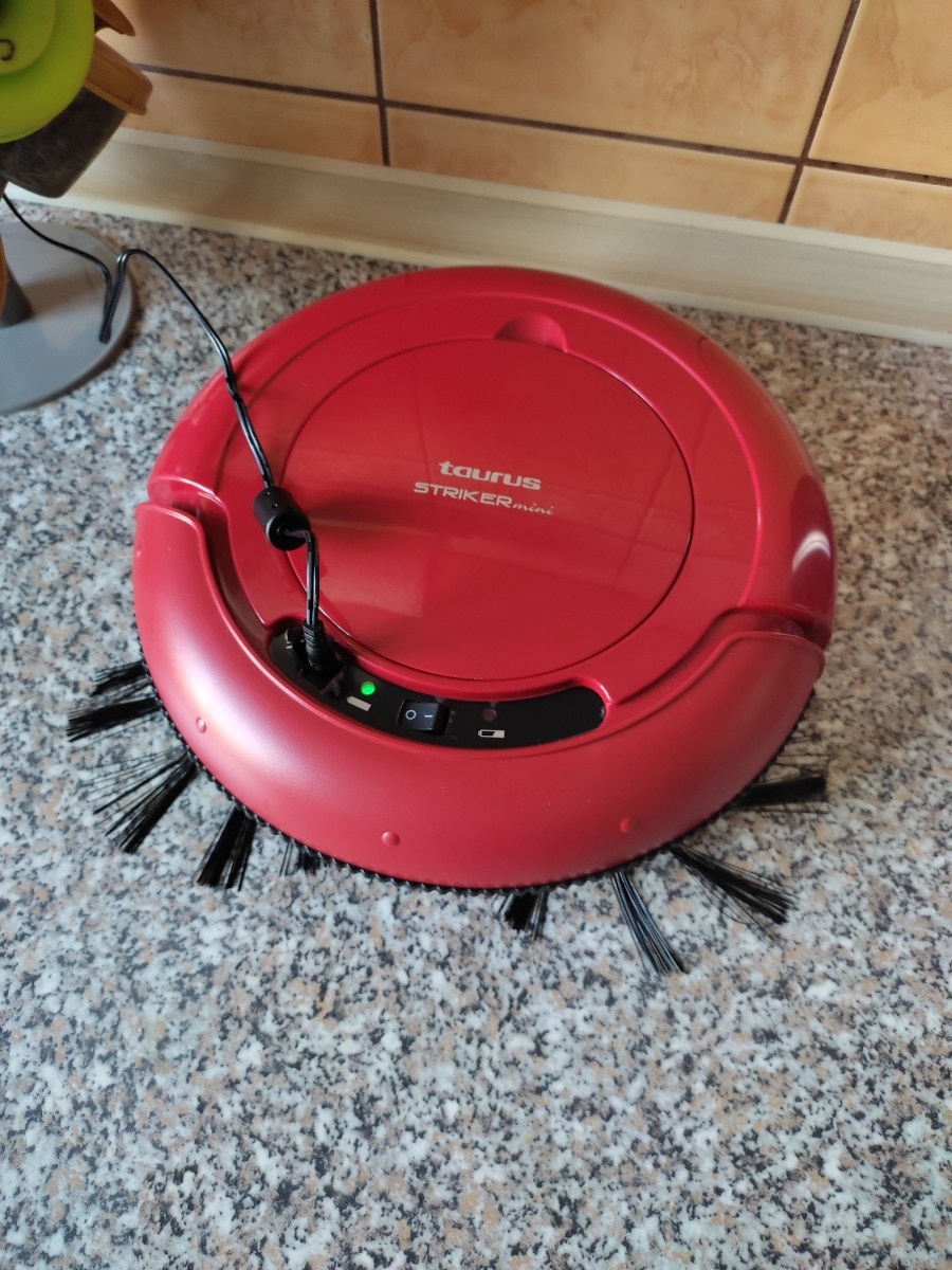 Robot aspirare Taurus Striker Mini, 14.4V, aspirare/stergere podele, compact, autonomie 75 min, acumulator reincarcabil 4 ore, Senzori antilovire, Rosu/Negru