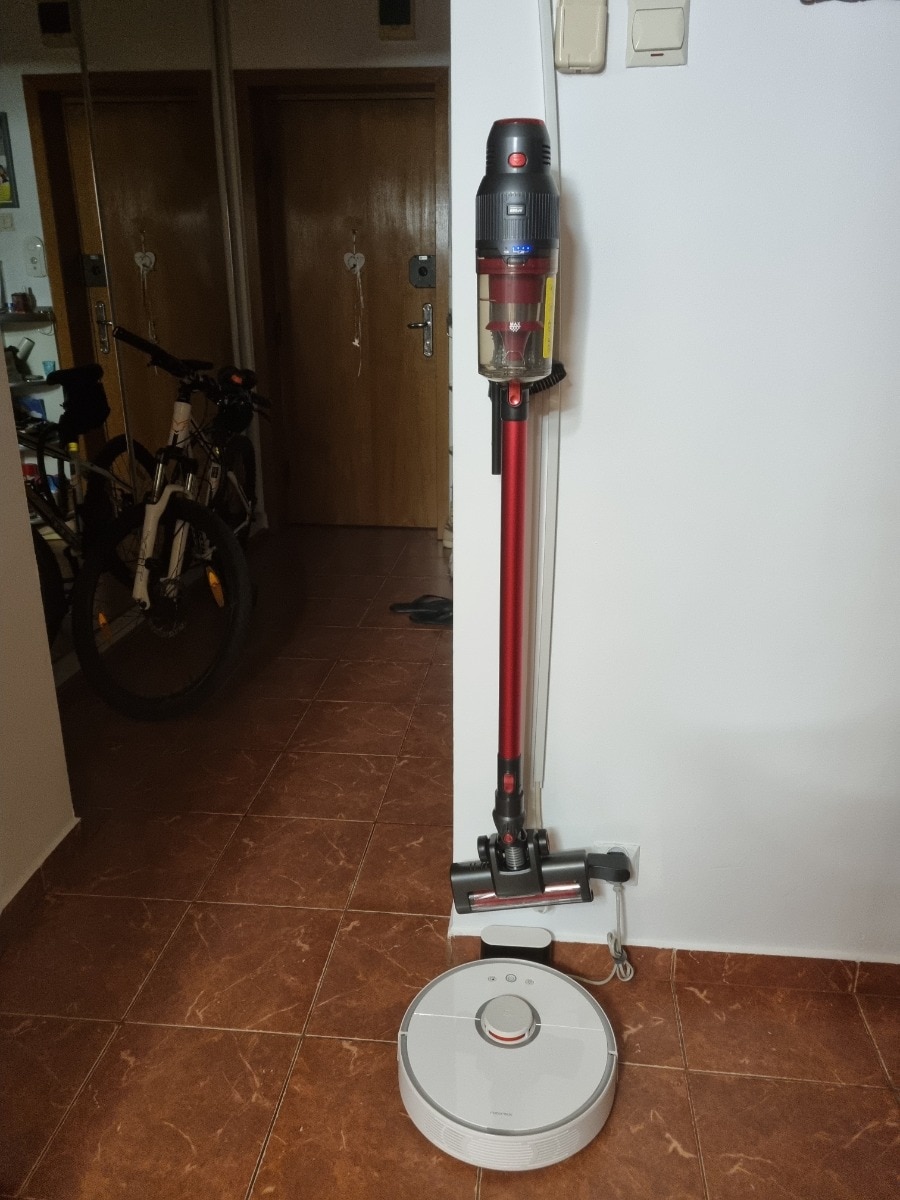 Aspirator vertical H.Koenig UPX22, FullPower, 2 in 1, autonomie 40min, 3 viteze, capacitate 0.8L, usor, silentios, 5 accesorii incluse, multifunctional pentru casa, birou sau masina, filtru lavabil, usor, operare simpla si intuitiva, rosu/negru