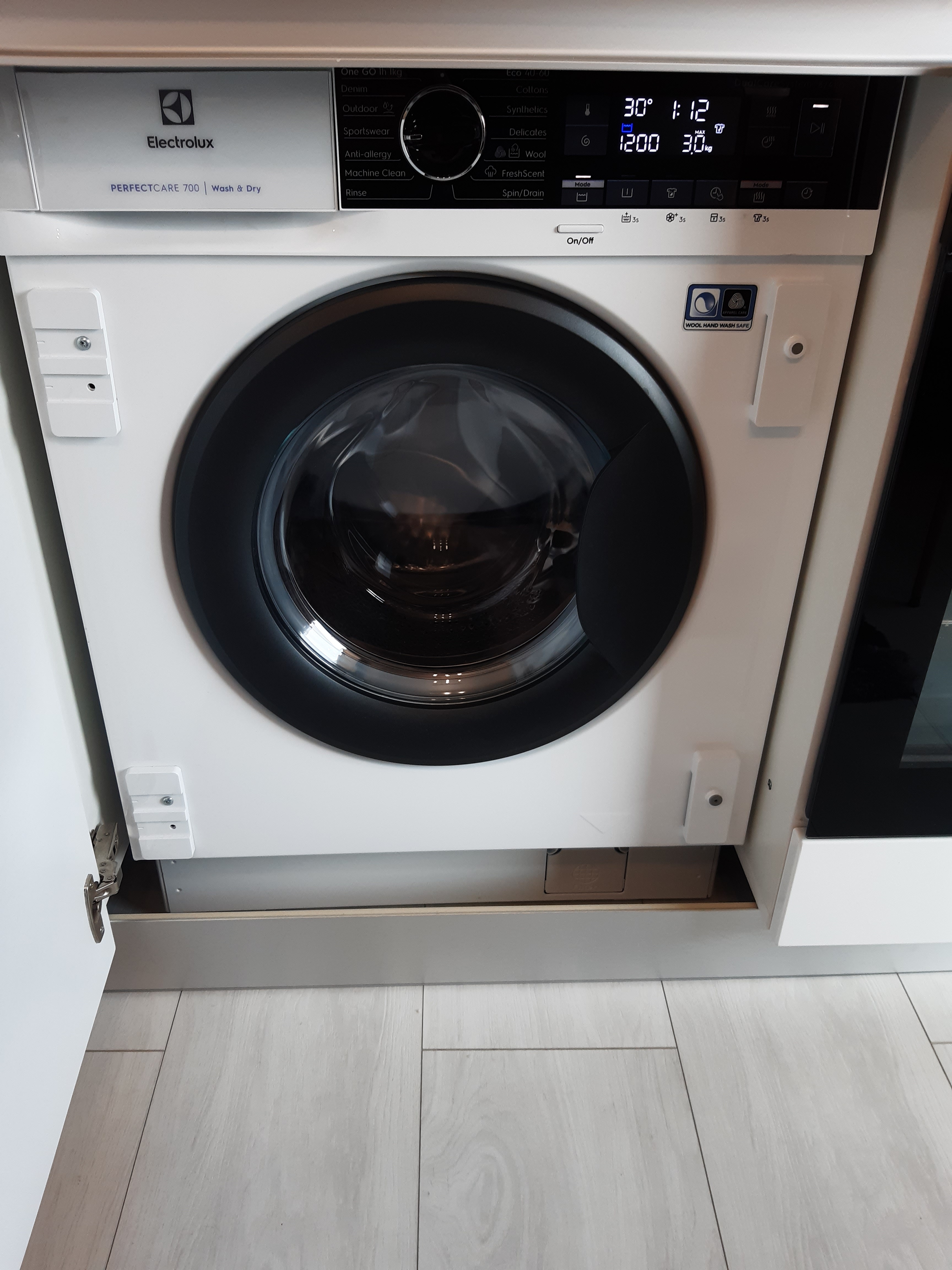 Masina de spalat rufe cu uscator incorporabila Electrolux EW7W368SI, Spalare 8 kg, Uscare 4 kg, 1550 RPM. Clasa B, PerfectCare700, DualCare, SensiCare, SteamCare, Display LCD, Alb