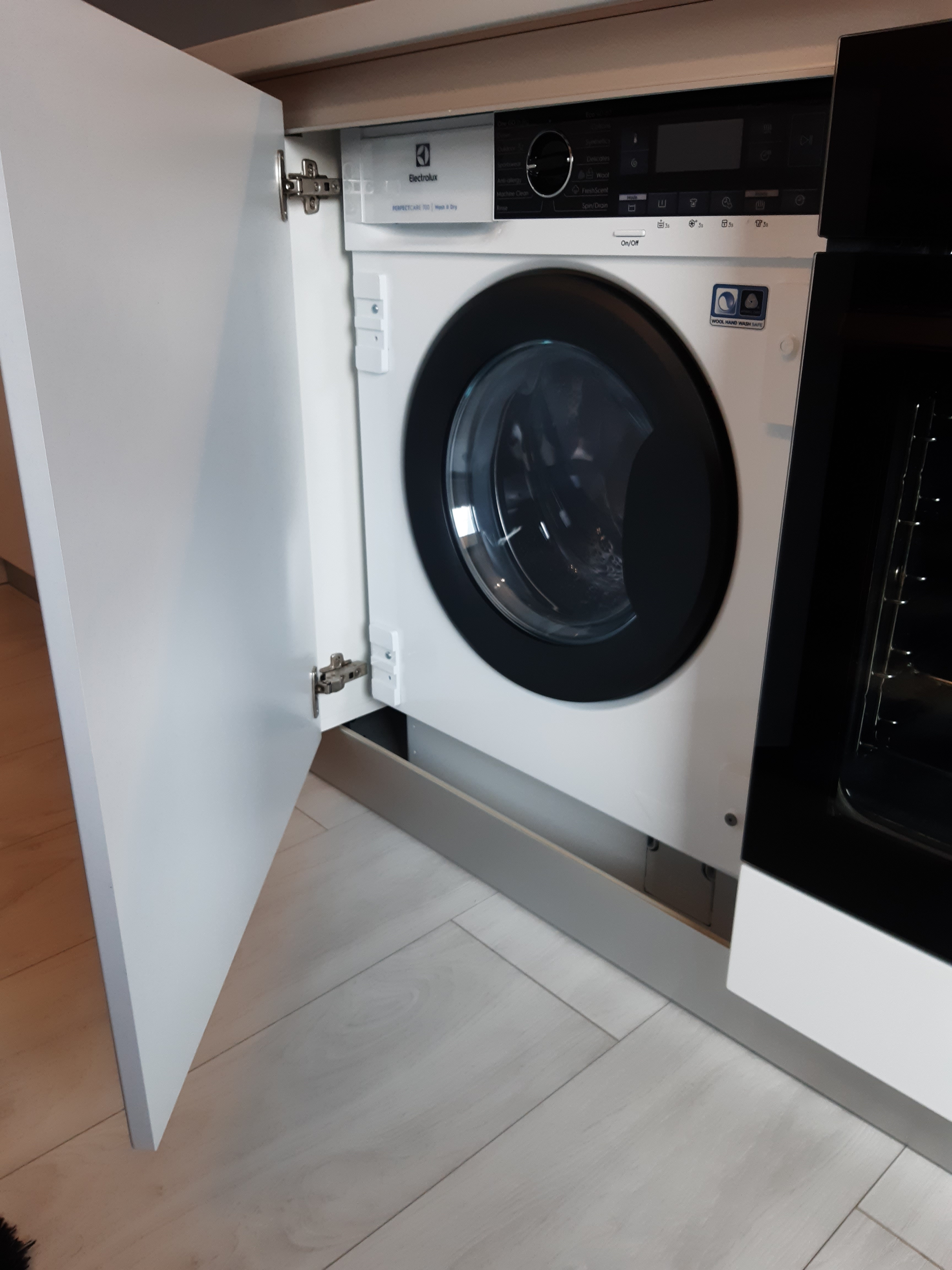 Masina de spalat rufe cu uscator incorporabila Electrolux EW7W368SI, Spalare 8 kg, Uscare 4 kg, 1550 RPM. Clasa B, PerfectCare700, DualCare, SensiCare, SteamCare, Display LCD, Alb