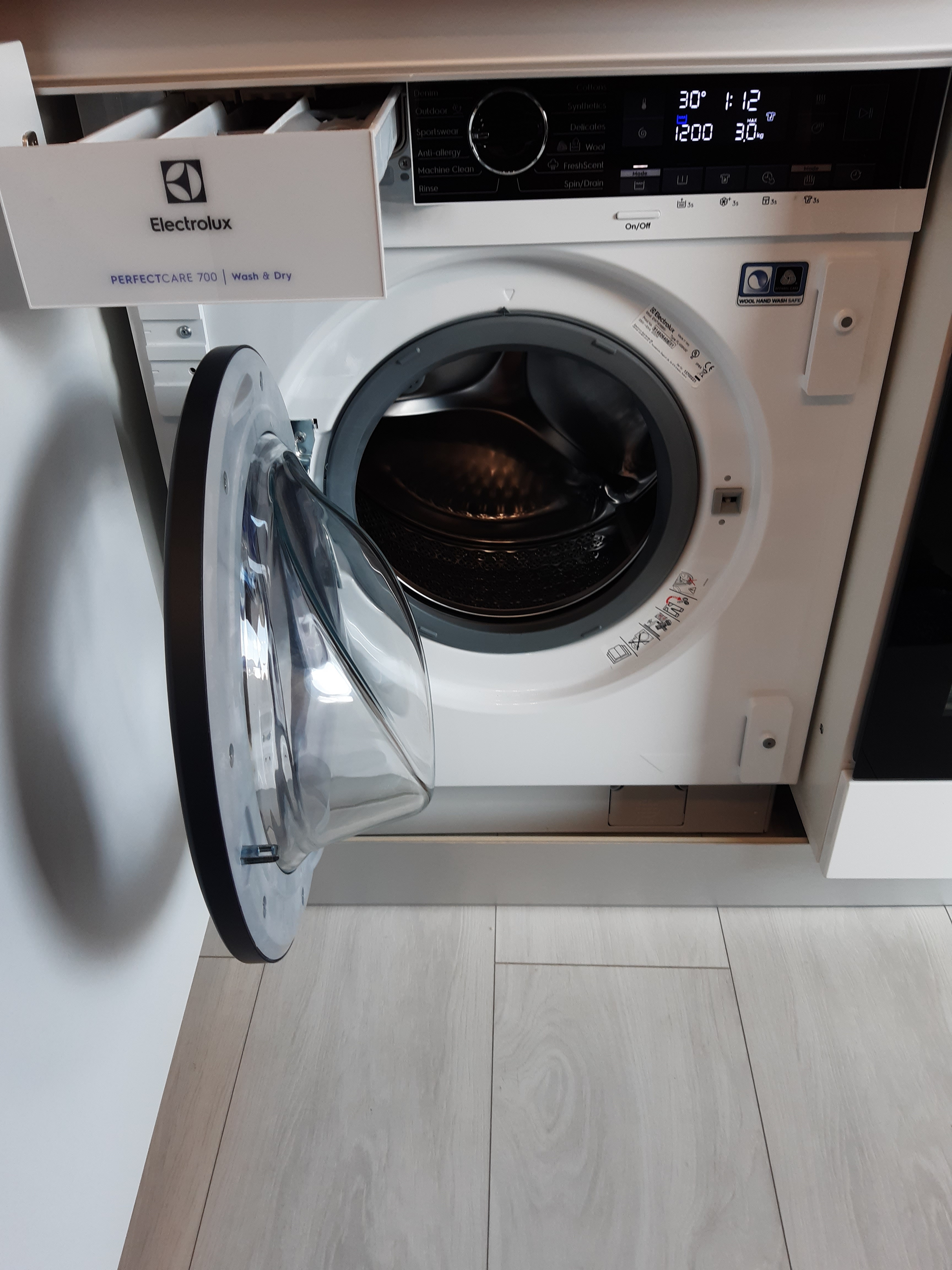 Masina de spalat rufe cu uscator incorporabila Electrolux EW7W368SI, Spalare 8 kg, Uscare 4 kg, 1550 RPM. Clasa B, PerfectCare700, DualCare, SensiCare, SteamCare, Display LCD, Alb