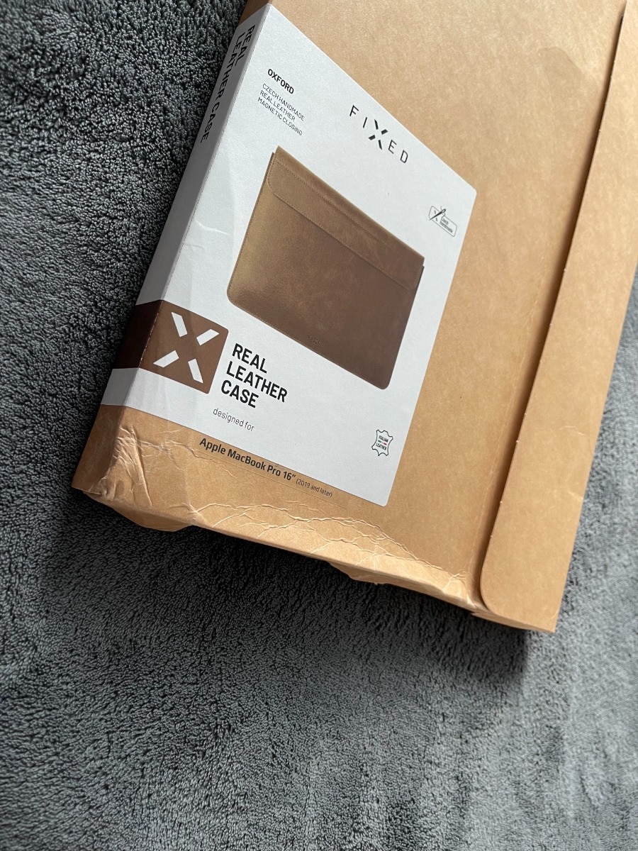 Husa laptop Fixed Oxford pentru Apple MacBook Pro 16" (2019 si mai noi), cusuta manual, piele naturala, inchidere magnetica, Maro