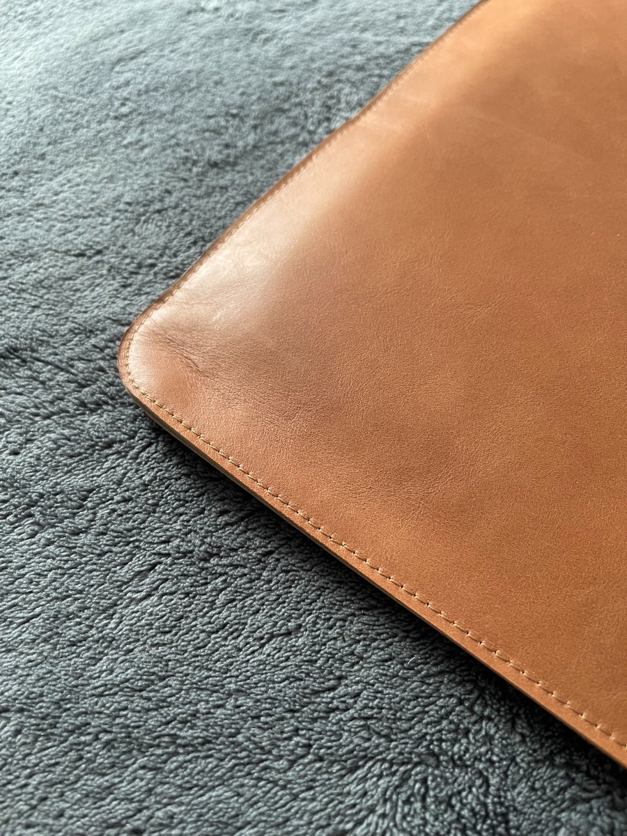 Husa laptop Fixed Oxford pentru Apple MacBook Pro 16" (2019 si mai noi), cusuta manual, piele naturala, inchidere magnetica, Maro