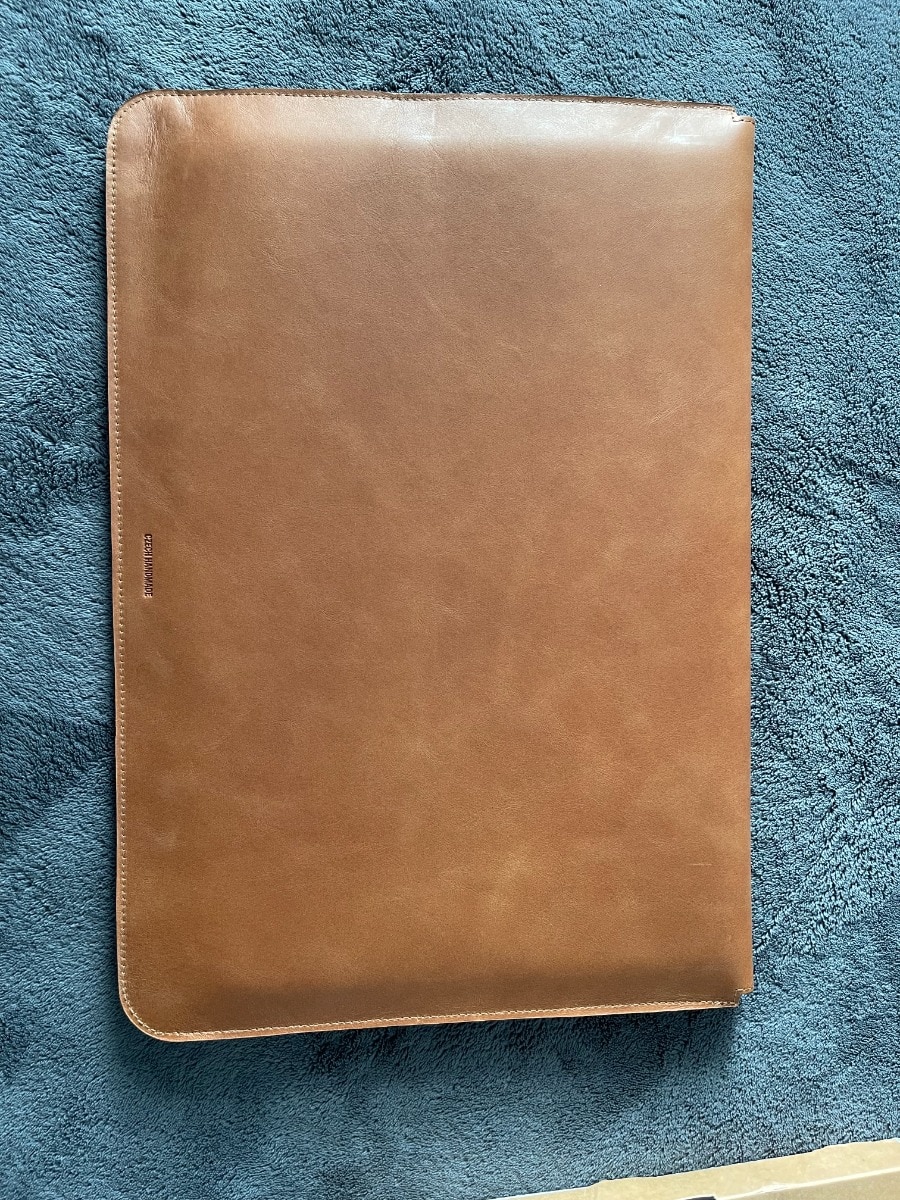 Husa laptop Fixed Oxford pentru Apple MacBook Pro 16" (2019 si mai noi), cusuta manual, piele naturala, inchidere magnetica, Maro