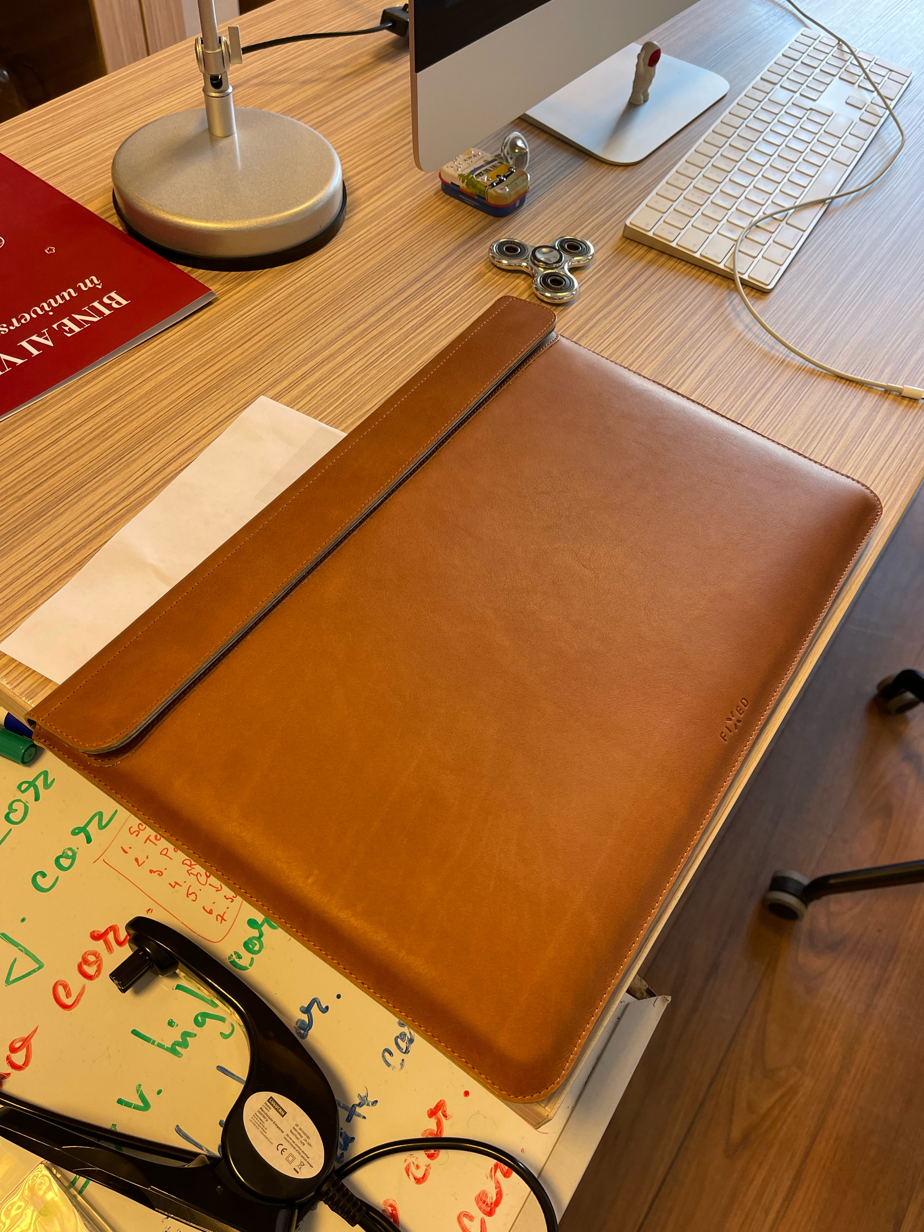 Husa laptop Fixed Oxford pentru Apple MacBook Pro 16" (2019 si mai noi), cusuta manual, piele naturala, inchidere magnetica, Maro
