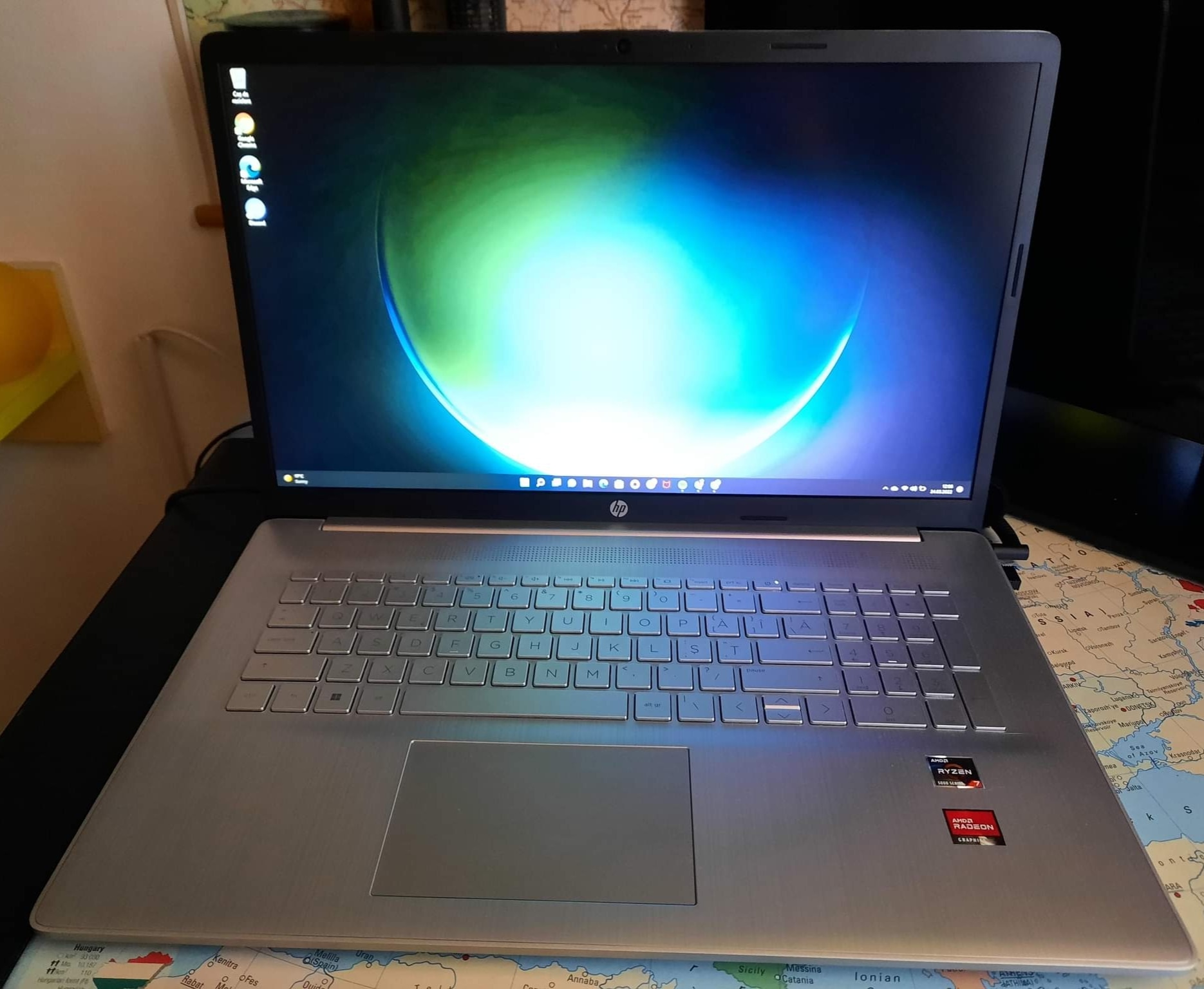 Laptop HP 17-cp0004nq cu procesor AMD Ryzen™ 7-5700U, 17.3", Full HD, 8GB, 512GB SSD, AMD Radeon Integrated Graphics, Windows 11 Home, Natural silver