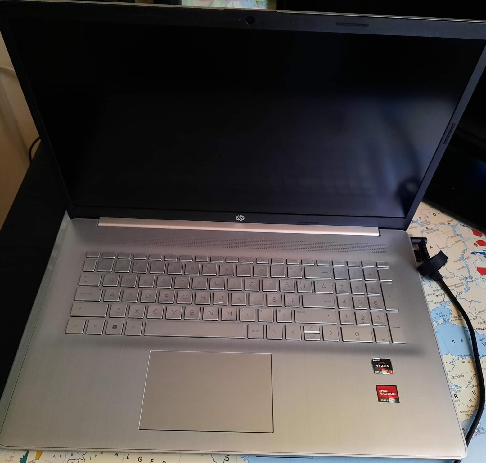 Laptop HP 17-cp0004nq cu procesor AMD Ryzen™ 7-5700U, 17.3", Full HD, 8GB, 512GB SSD, AMD Radeon Integrated Graphics, Windows 11 Home, Natural silver