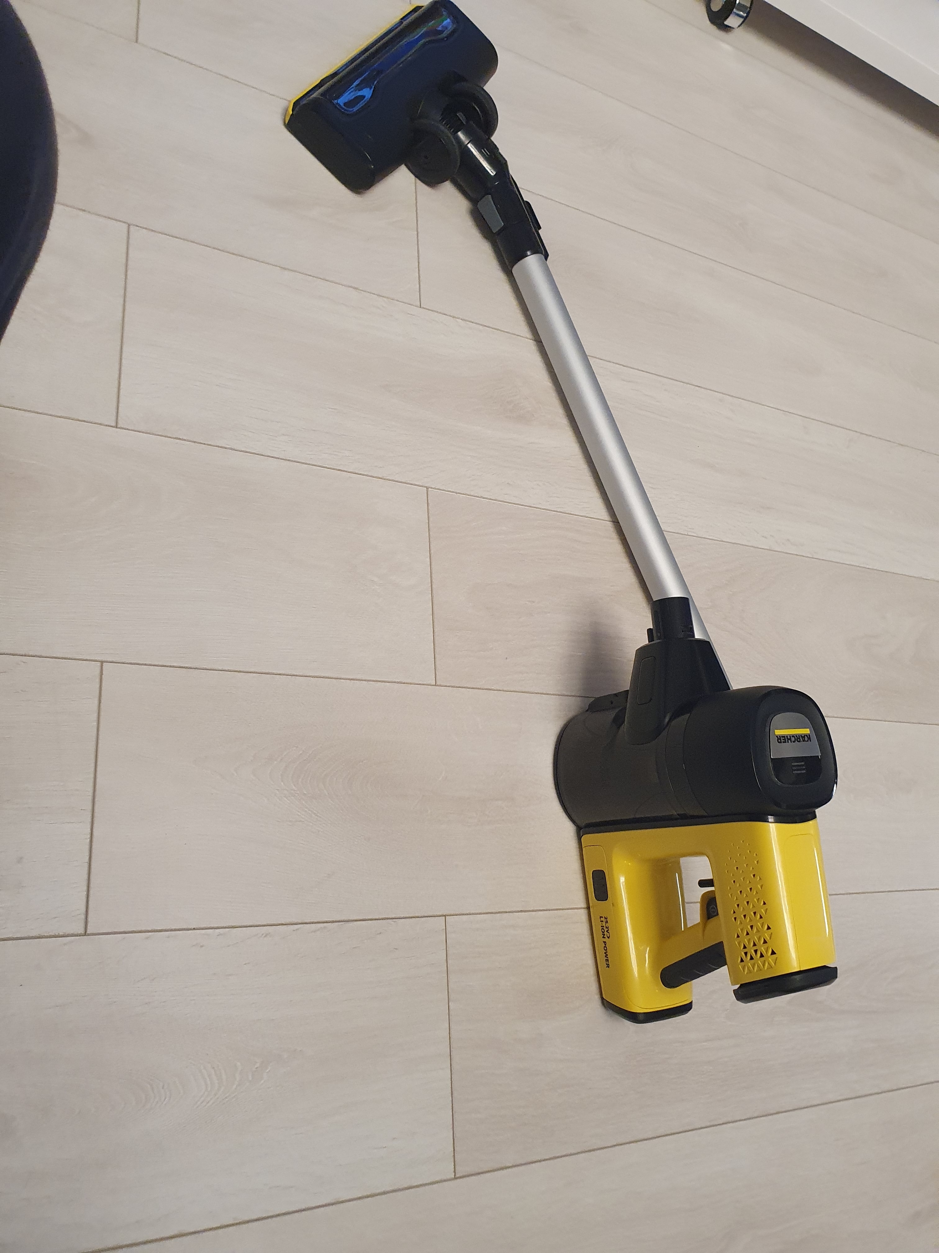 Aspirator vertical Karcher VC 6 Cordless ourFamily, 140W, 2 trepte de viteza , 25,2 V, 2,5 Ah, 800ml , perie activa, Filtru HEPA
