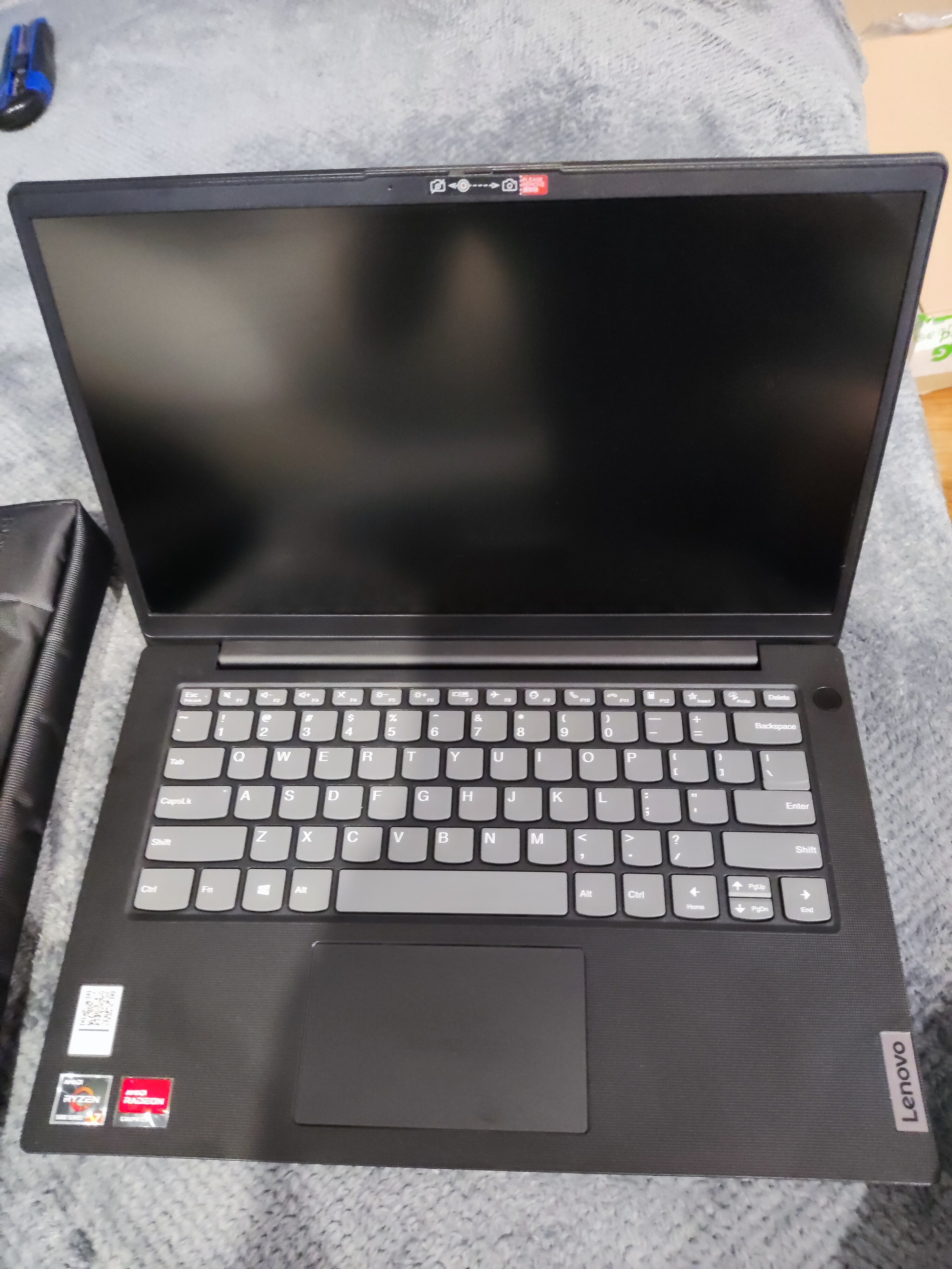 Laptop ultraportabil Laptop Lenovo V14 G2 ALC cu procesor AMD Ryzen 7 5700U, 14", Full HD, 16GB, 512GB SSD, AMD Radeon Graphics, Free Dos, Black