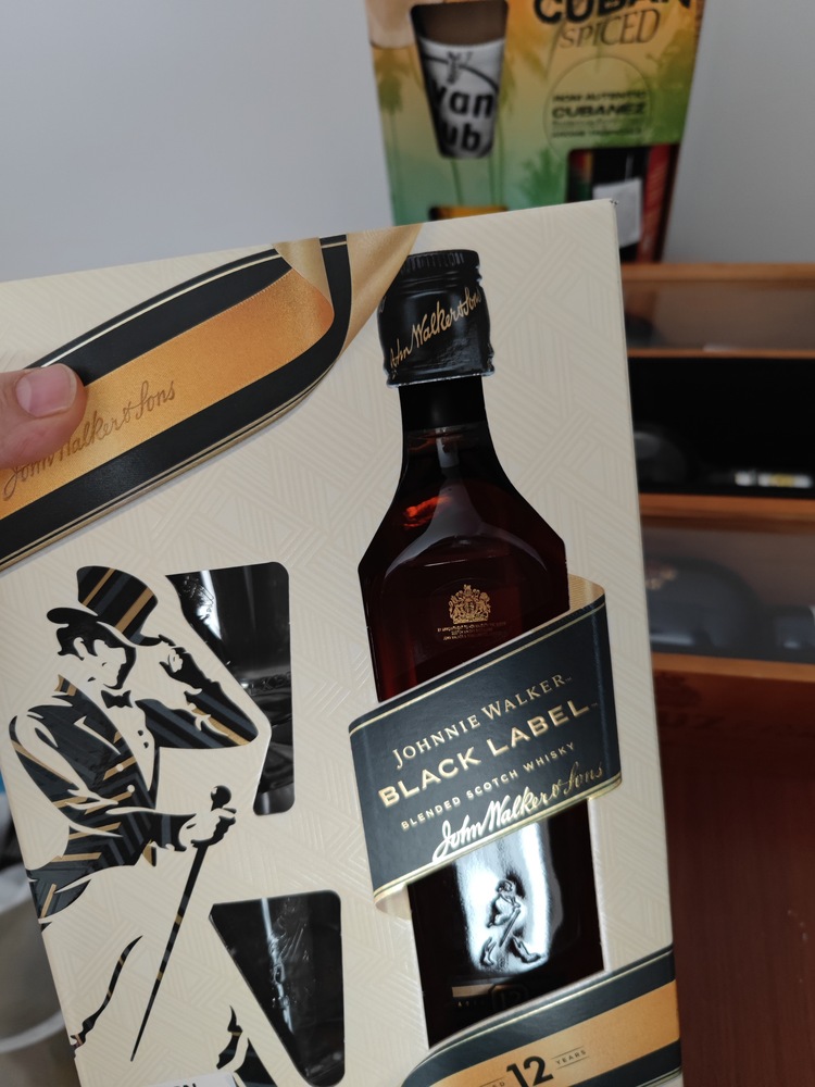Aberlour12年 ＆JOHNNIE WALKER BLACK LABEL Pachet Johnnie Walker Black Label 12YO, 40%, 0.7l + 2 Pahare - eMAG.ro