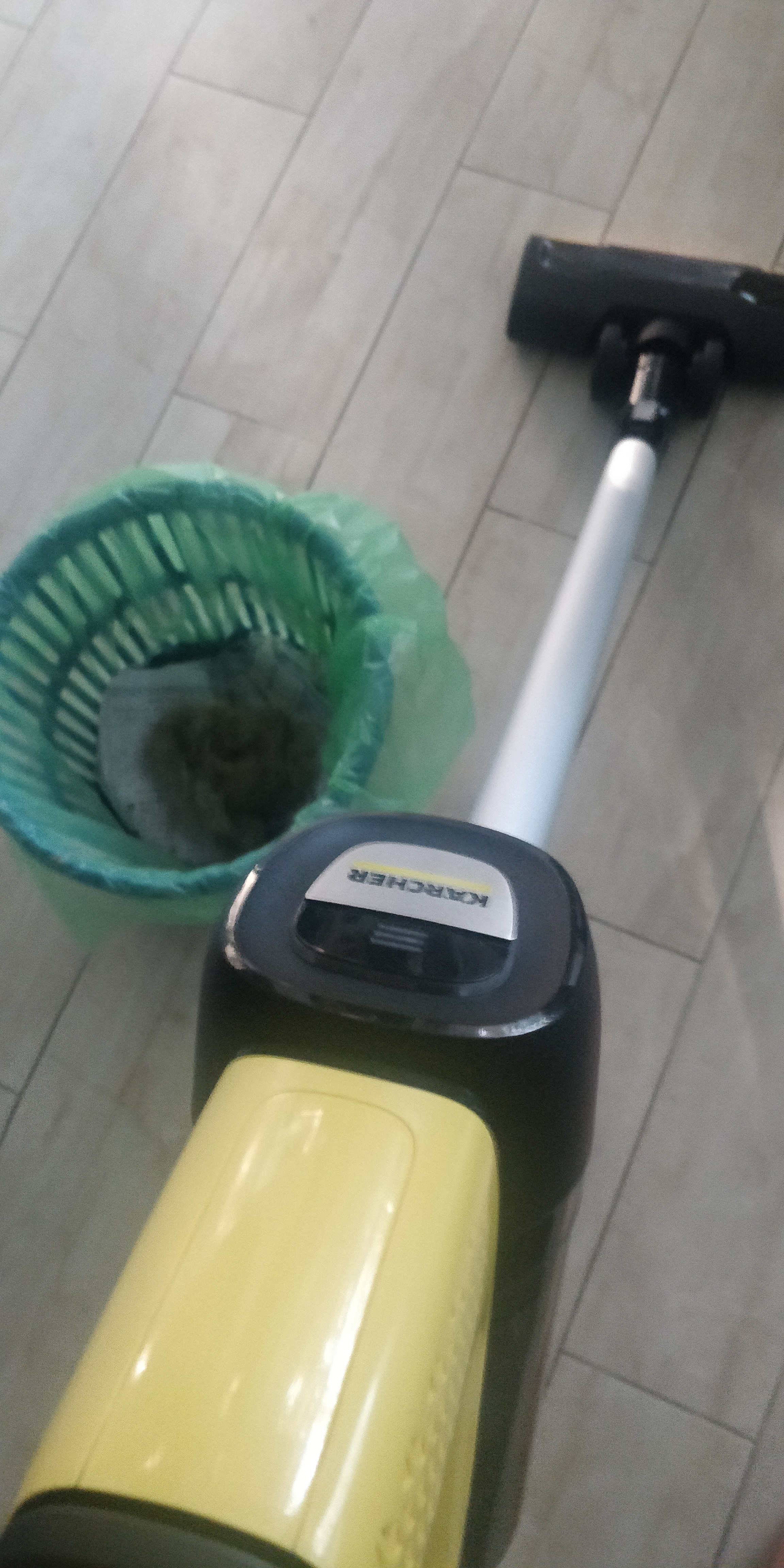 Aspirator vertical Karcher VC 6 Cordless ourFamily, 140W, 2 trepte de viteza , 25,2 V, 2,5 Ah, 800ml , perie activa, Filtru HEPA