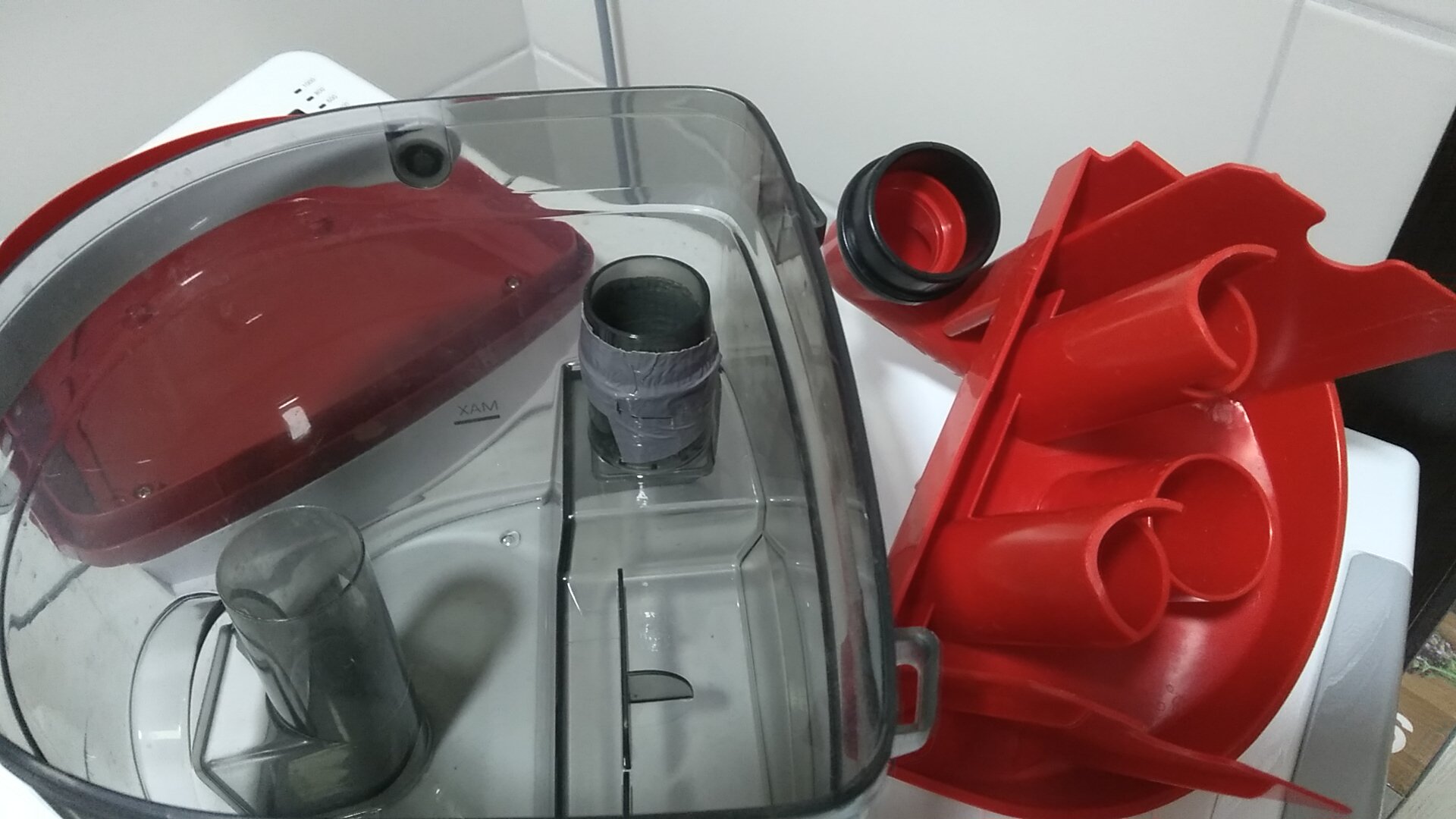 Aspirator Gorenje VCEB01GAWWF, 700W, aspirare umeda si uscata, rezervor 3L, filtru HEPA, alb-rosu