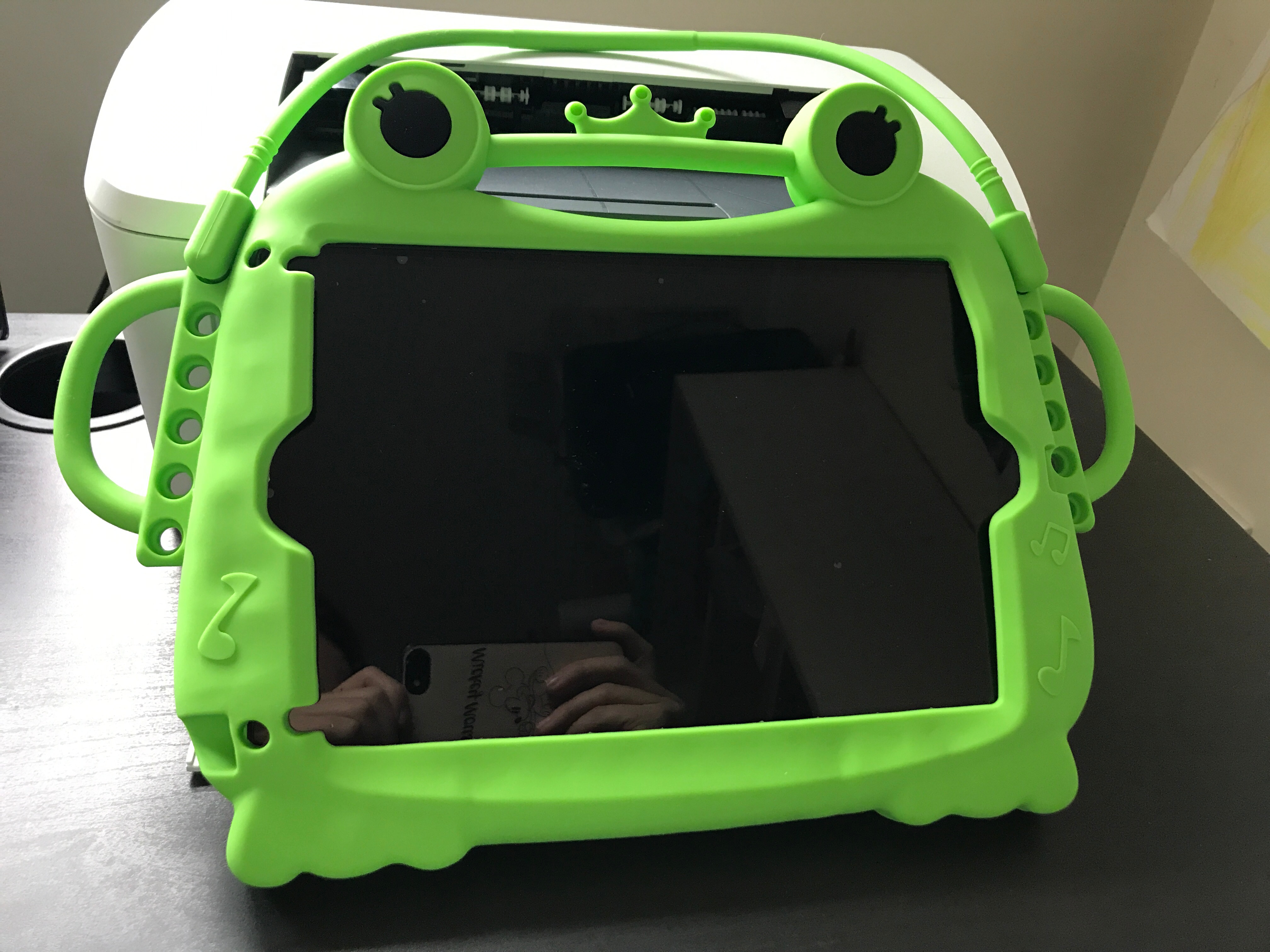 Husa protectie tableta, pentru copii, silicon, iPad Air, iPad Air 2, iPad Pro 9.7, iPad New 9.7, Ideas4Comfort, protectie silicon antisoc rezistenta la lovituri, acces la toate porturile, Broasca, roz