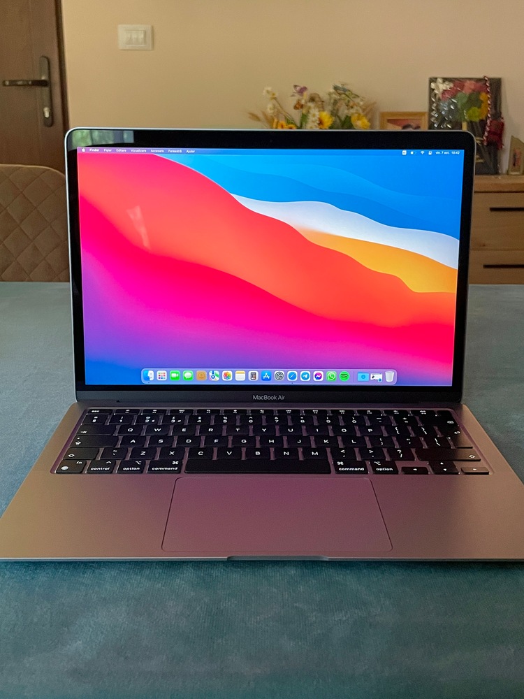 Laptop Apple MacBook Air 13-inch, True Tone, procesor Apple M1, 8