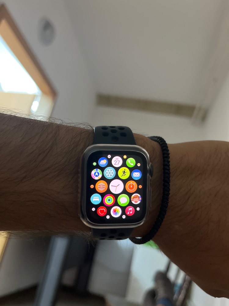 Apple Watch Nike SE GPSモデル 44mm MKQ83J/A Apple Watch Nike SE（GPSモデル）- 44mmシルバーアルミニウムケースと
