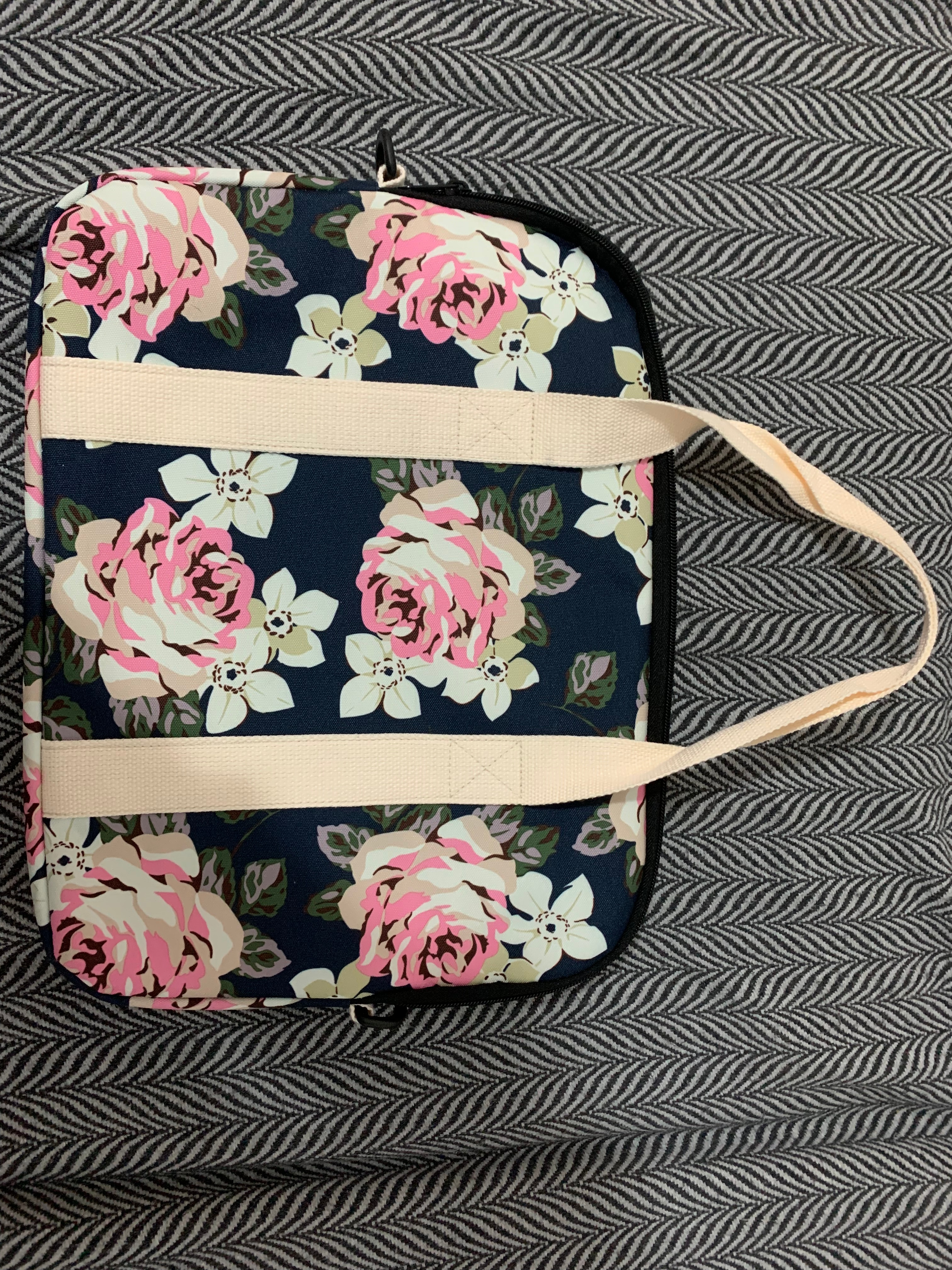 Geanta laptop dama, 15.6 inch, Zagatto®, Albastra, 40x32x3 cm, Model floral, Impermeabila, Eleganta, Curea de umar reglabila si detasabila, Buzunar frontal cu fermoar, Pentru notebook, Compatibila Macbook Pro, Air, ZG678