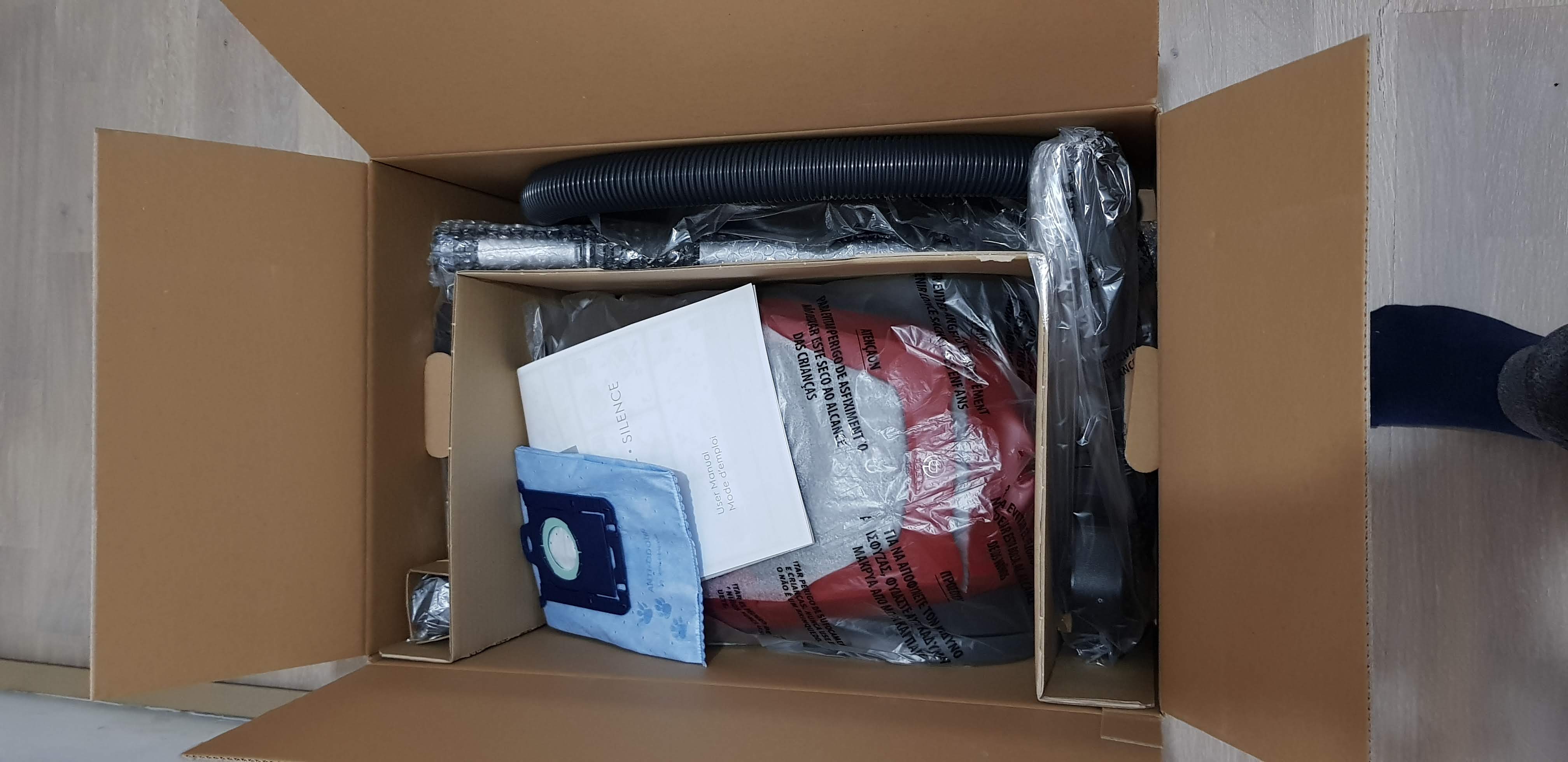 Aspirator cu sac Electrolux Pure D8 PD82-ANIMA, 600W, functia SMART, afisaj digital, 57 dB(A), kit pentru animale de casa, rosu