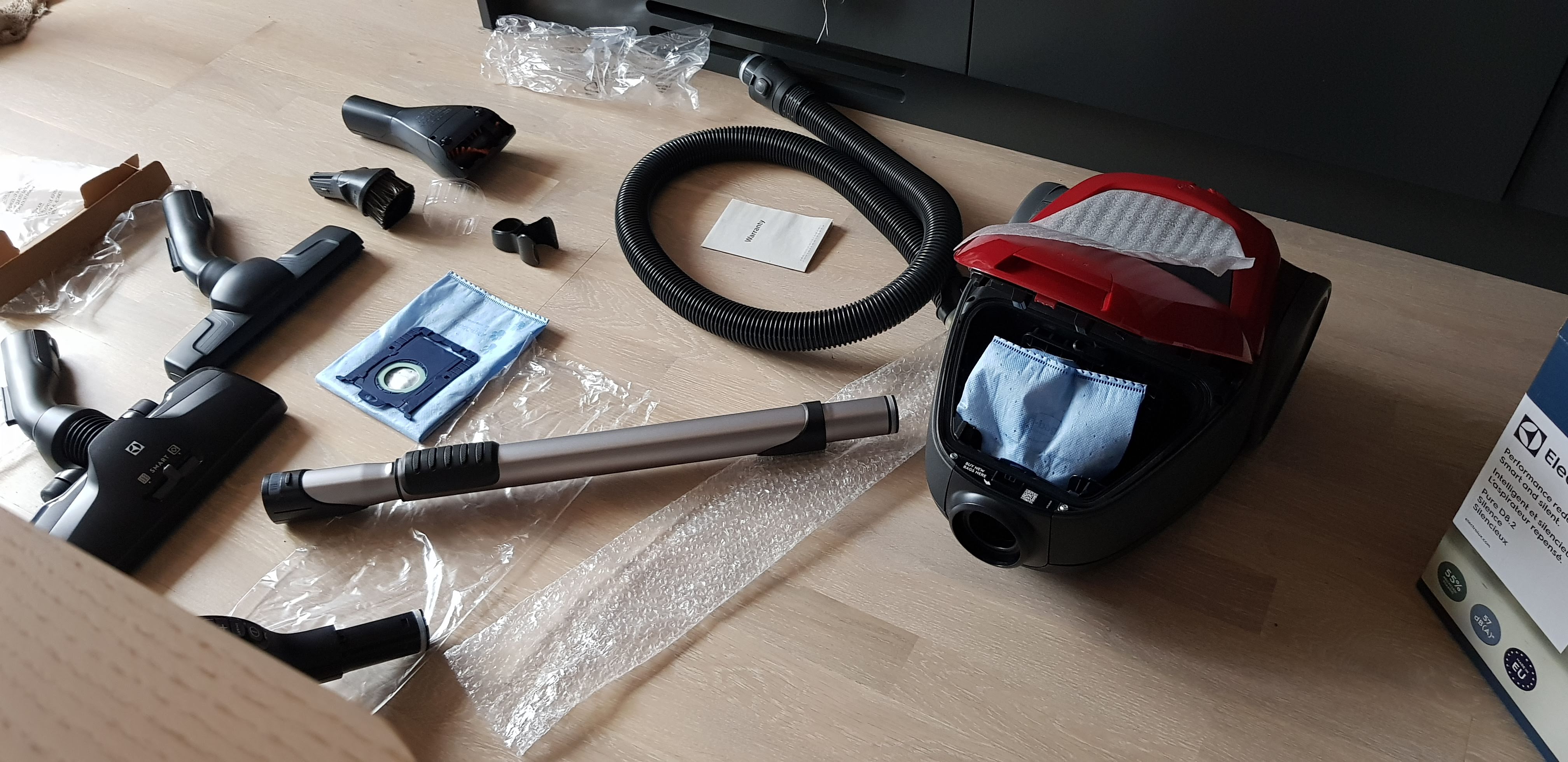 Aspirator cu sac Electrolux Pure D8 PD82-ANIMA, 600W, functia SMART, afisaj digital, 57 dB(A), kit pentru animale de casa, rosu