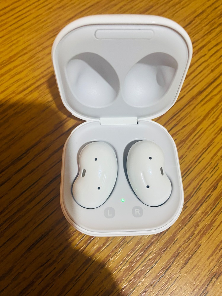 Casti bluetooth Samsung Galaxy Buds Live, Mystic White - eMAG.ro