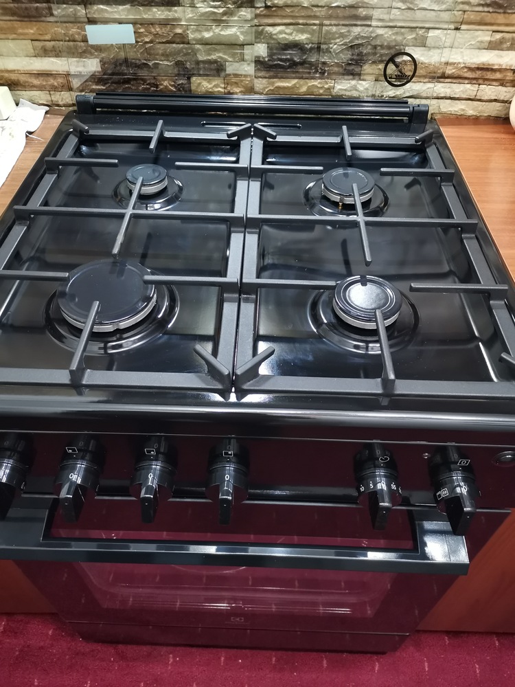 Aragaz Electroluc LKG604003X, Gaz, 4 arzatoare, Gratar fonta, Grill, Autocuratare catalitica, Aprindere electrica, 59 l, 60 cm, Inox antiamprenta - eMAG.ro