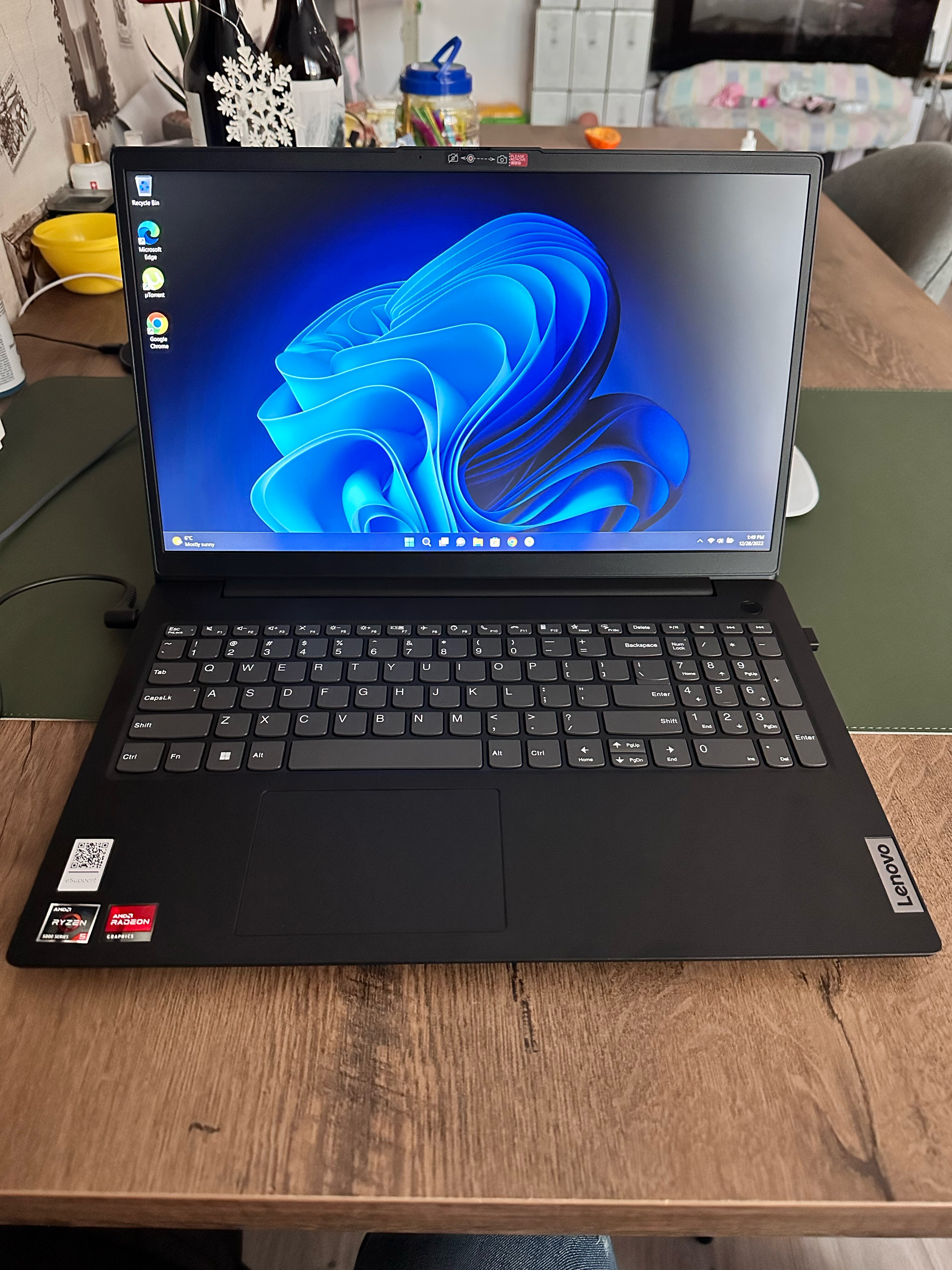 Laptop Lenovo V15 G2 ALC cu procesor AMD Ryzen 5 5500U pana la 4.00 GHz, 15.6", Full HD, 8GB, 512GB SSD, AMD Radeon Graphics, No OS, Black