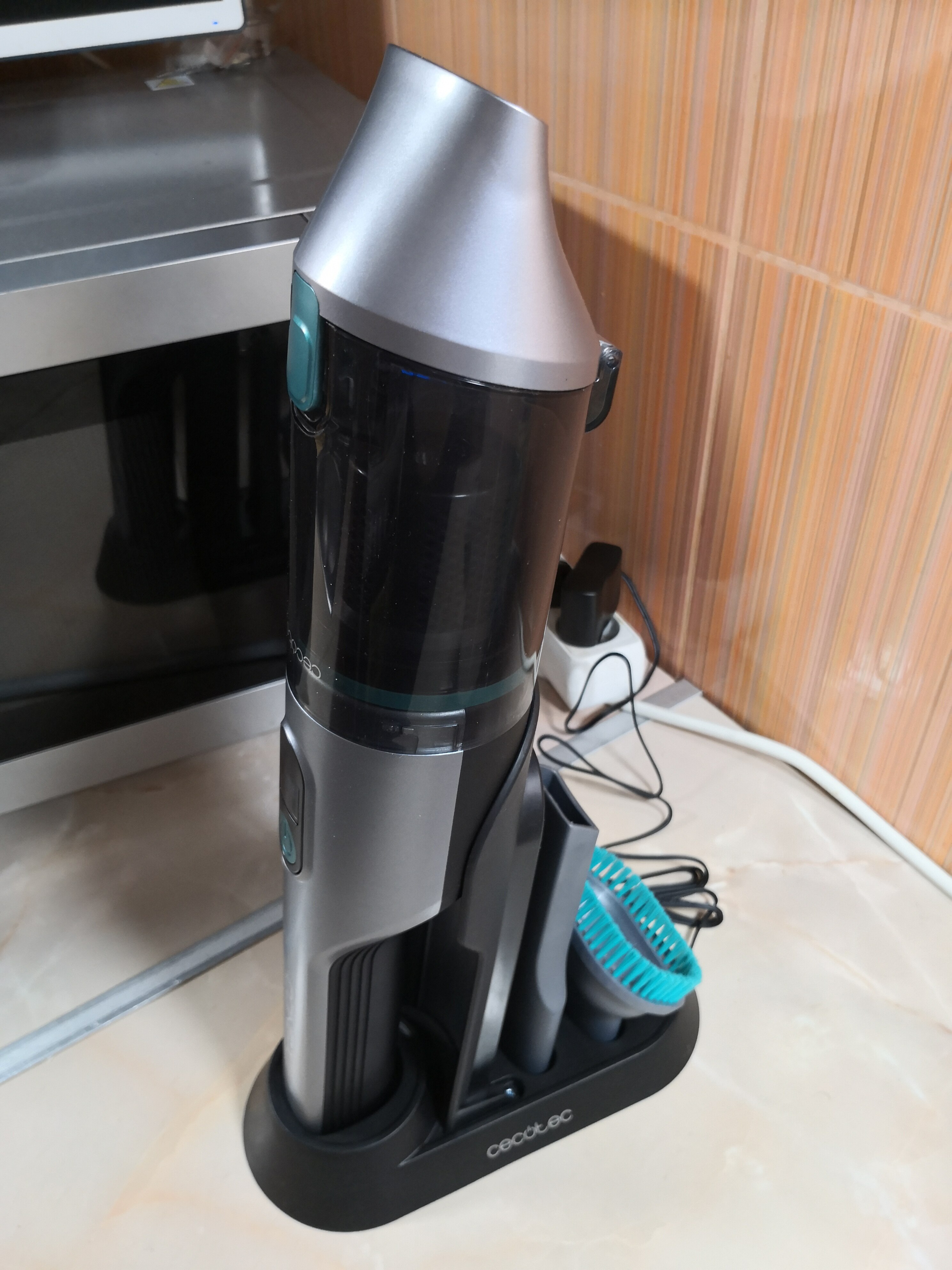 Aspirator de mana Cecotec Conga Rockstar Micro Clean&Car 15000. Motor digital fara perii de 200 W si aspiratie de 20 kPa