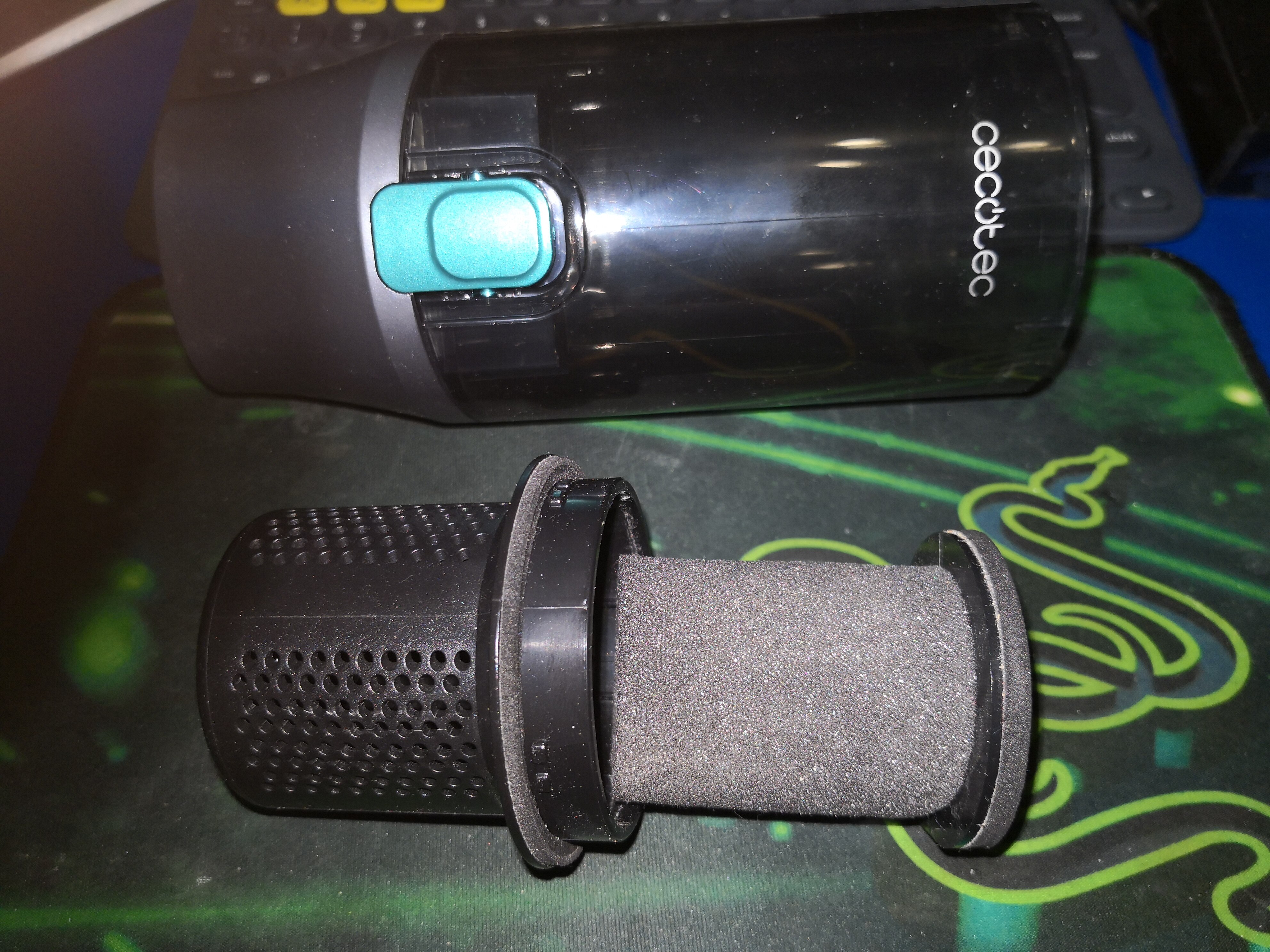 Aspirator de mana Cecotec Conga Rockstar Micro Clean&Car 15000. Motor digital fara perii de 200 W si aspiratie de 20 kPa