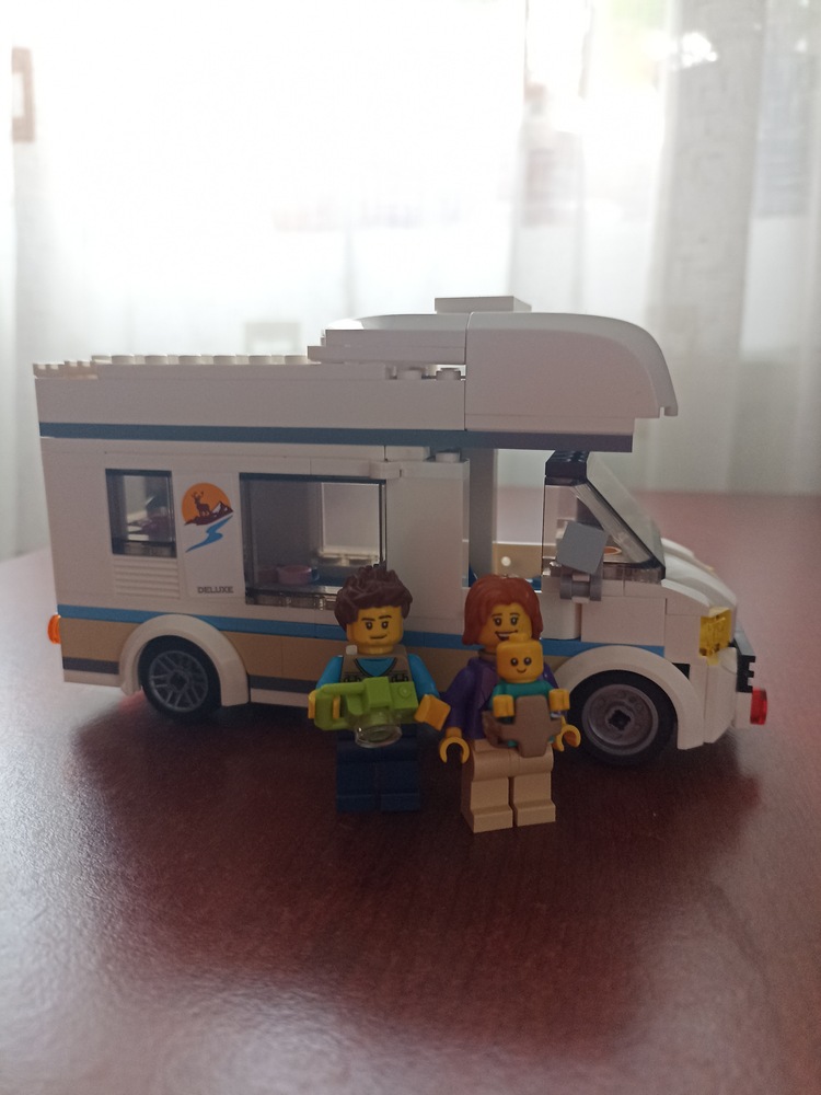 LEGO City Great Vehicles - Rulota de vacanta 60283, 190 piese