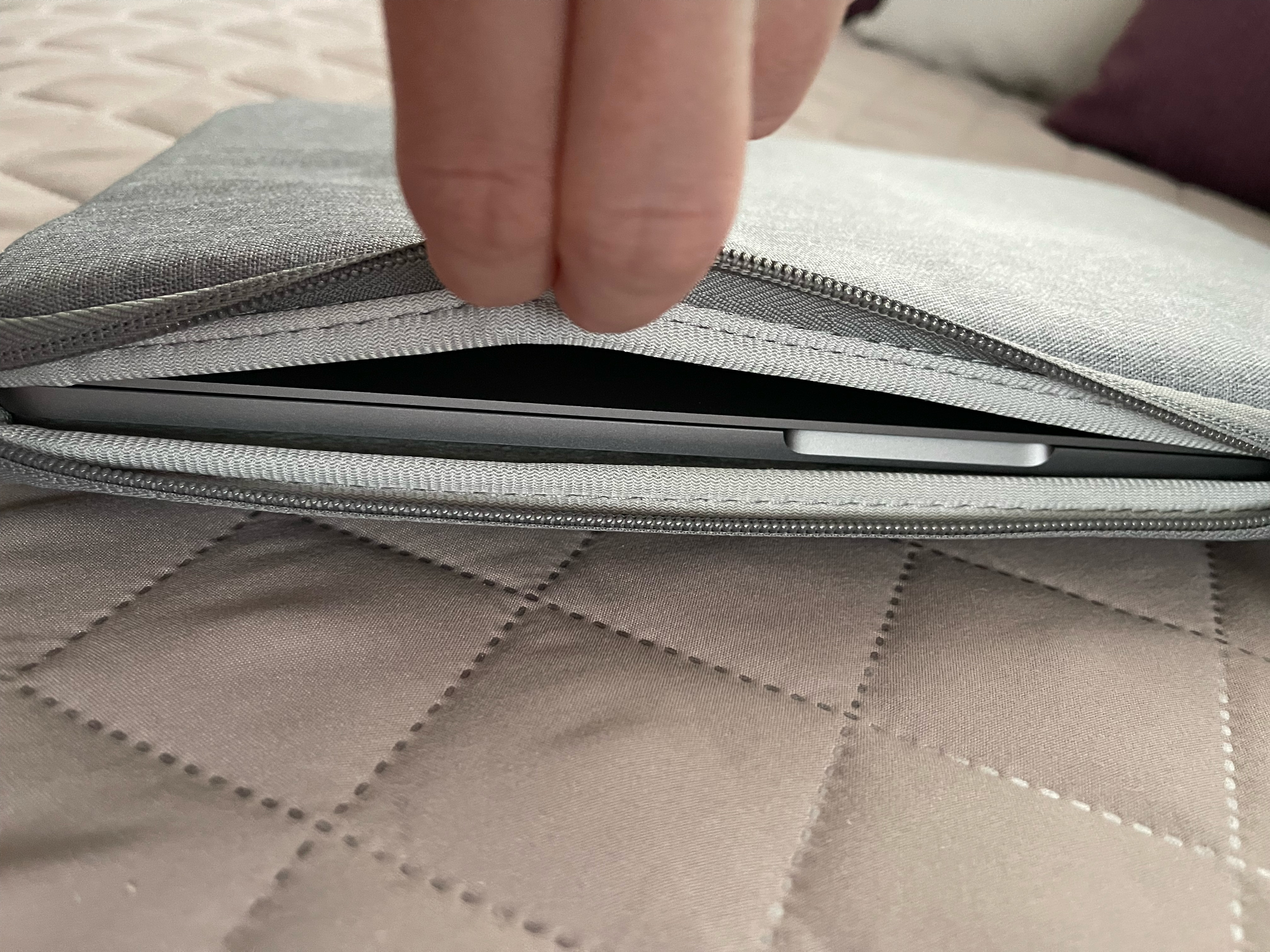 Husa de protectie si transport laptop Apple MacBook Air 2018-2019, MacBook Pro Touch Bar 2016-2019, MacBook Pro fara Touch Bar 2016-2017, 13" inch, gri