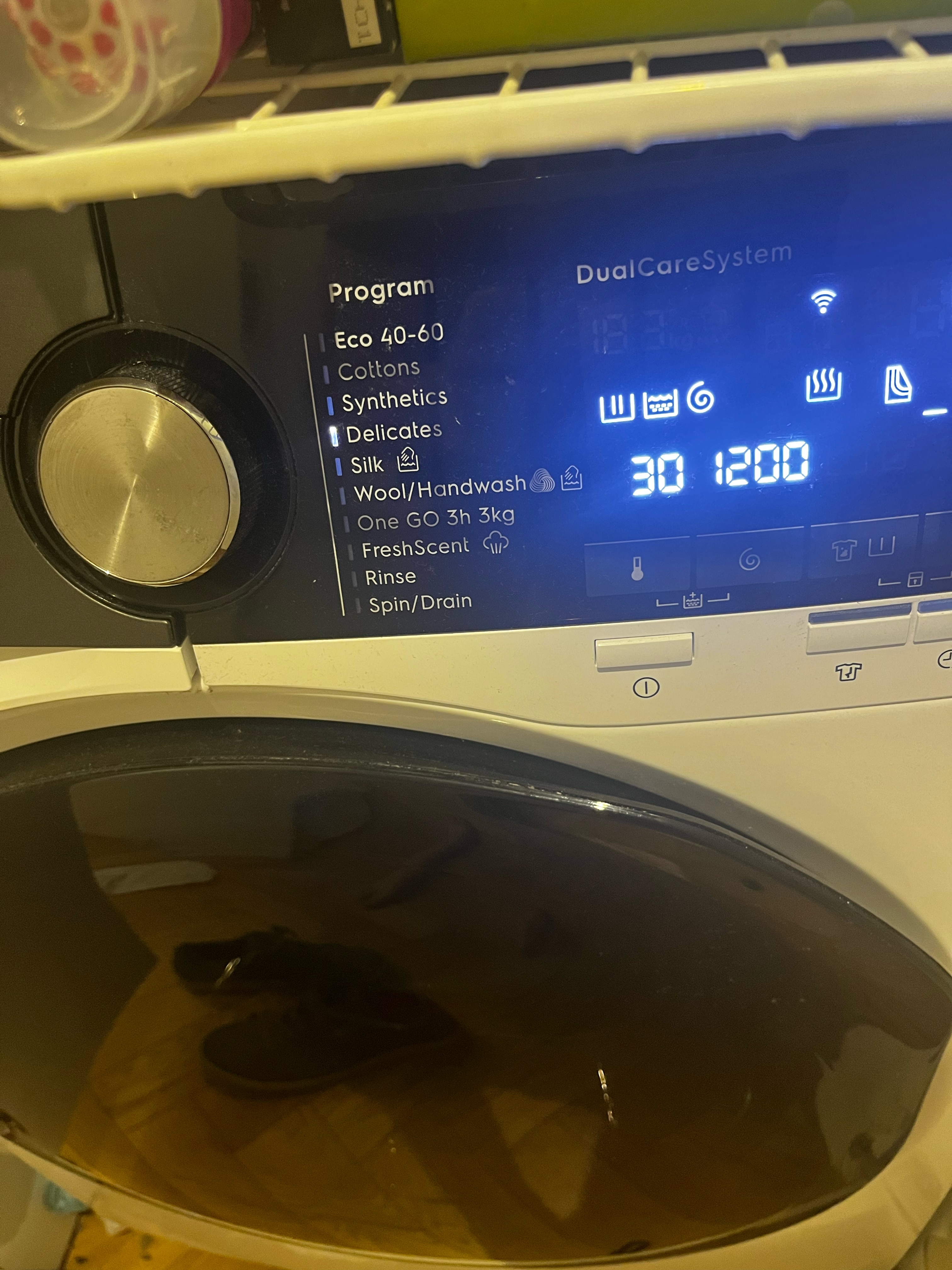 Masina de spalat rufe cu uscator Electrolux EW9W161BC, Spalare 10 Kg, Uscare 6 Kg, 1600 rpm, Clasa C, DelicateCare, UltraCare, DualCare, SteamCare, SensiCare, Alb
