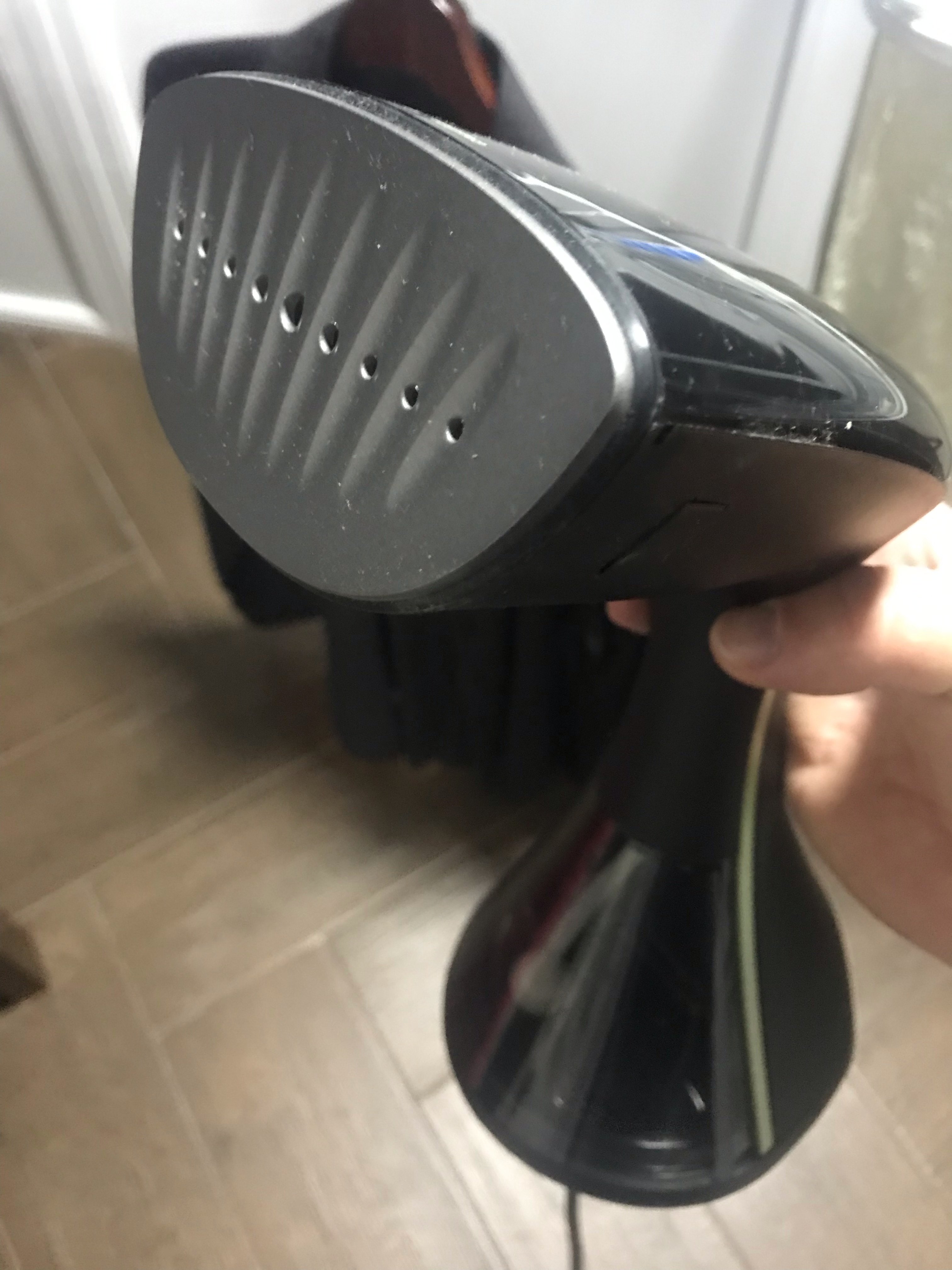 Aparat de calcat vertical cu aburi Aeno AGS0001, 1500W, timp de incalzire 35 sec, capacitate rezervor apa 250 ml, putere abur 35 g/min, perie, cana de masurat inclusa, gri