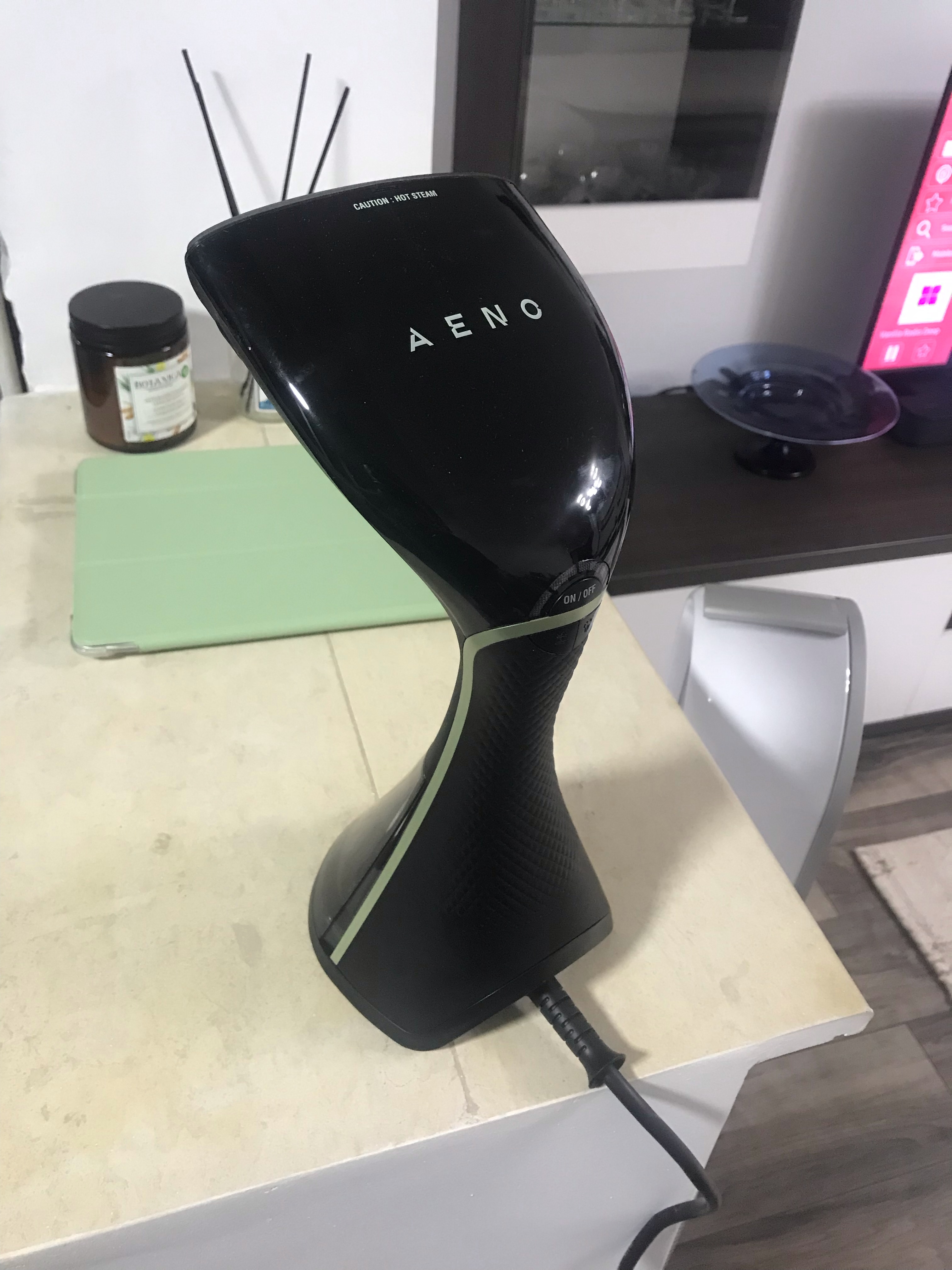 Aparat de calcat vertical cu aburi Aeno AGS0001, 1500W, timp de incalzire 35 sec, capacitate rezervor apa 250 ml, putere abur 35 g/min, perie, cana de masurat inclusa, gri