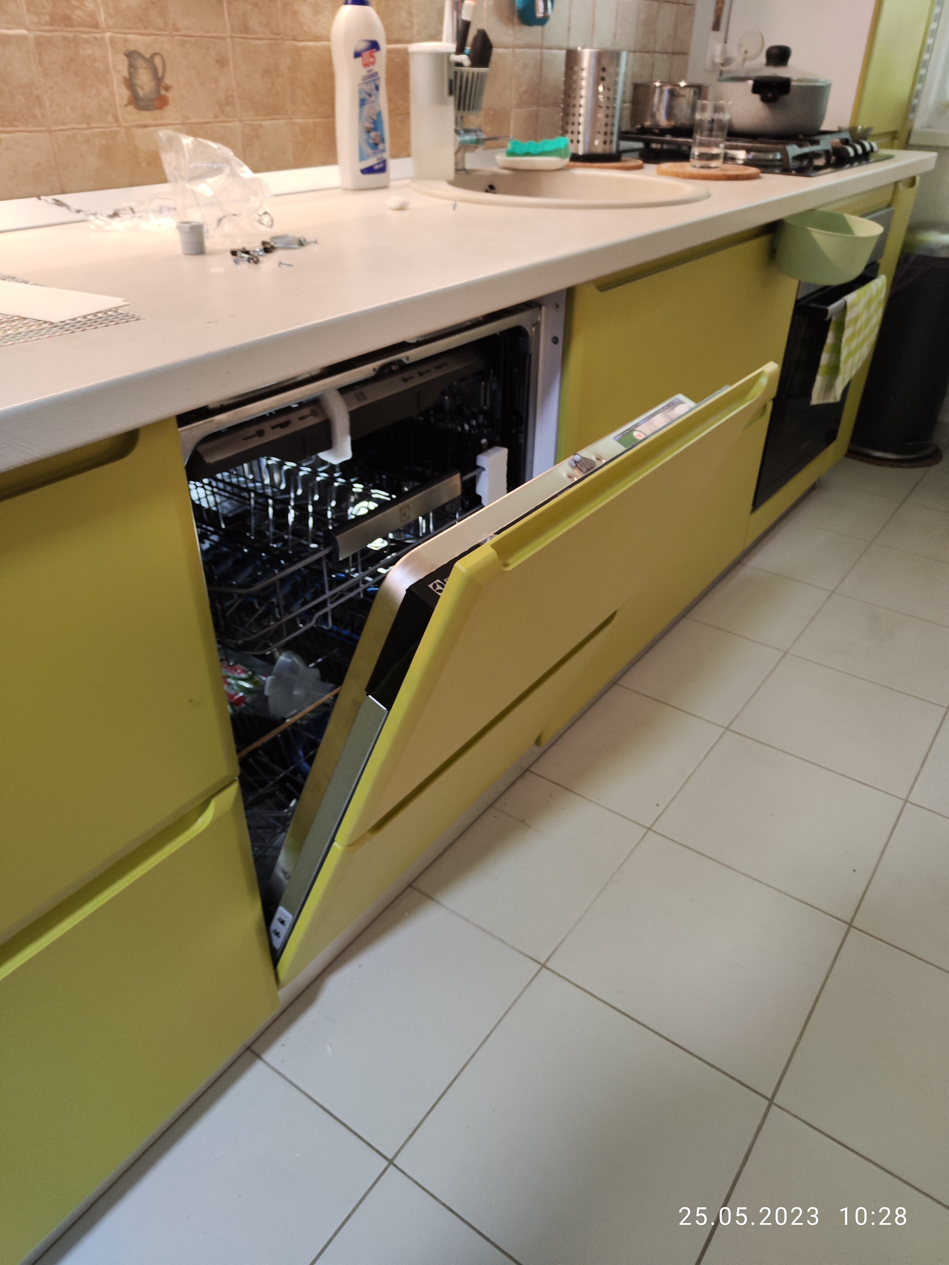 Masina de spalat vase incorporabila Electrolux EEG69410L, 15 seturi, 8 programe, Clasa C, MaxiFlex, AirDry, QuickSelect, Motor inverter, SatelliteClean, Afisaj digital, Indicator luminos pe podea, 60 cm